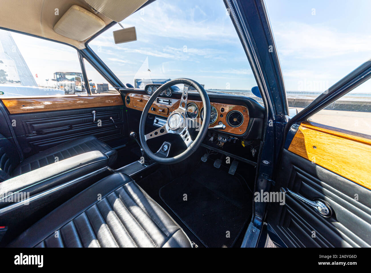 Vue de l'intérieur de la Ford Cortina voiture classique sur des voitures sur la plage car show 'n' shine sur Marine Parade, Southend on Sea, Essex, Royaume-Uni. Cabine intérieure, Banque D'Images