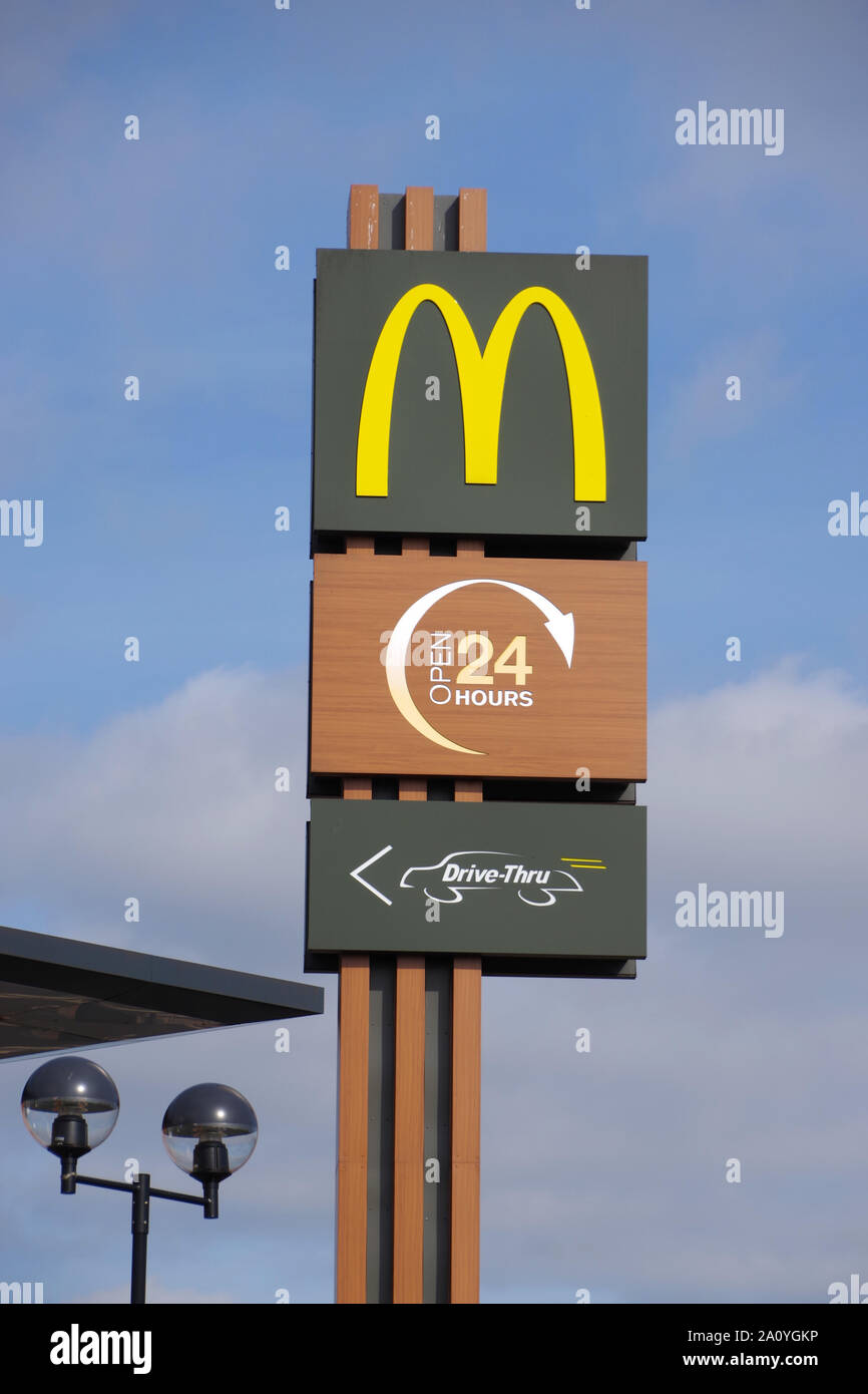 McDonald's signe, le célèbre logo des arches d'or, ouvert 24
