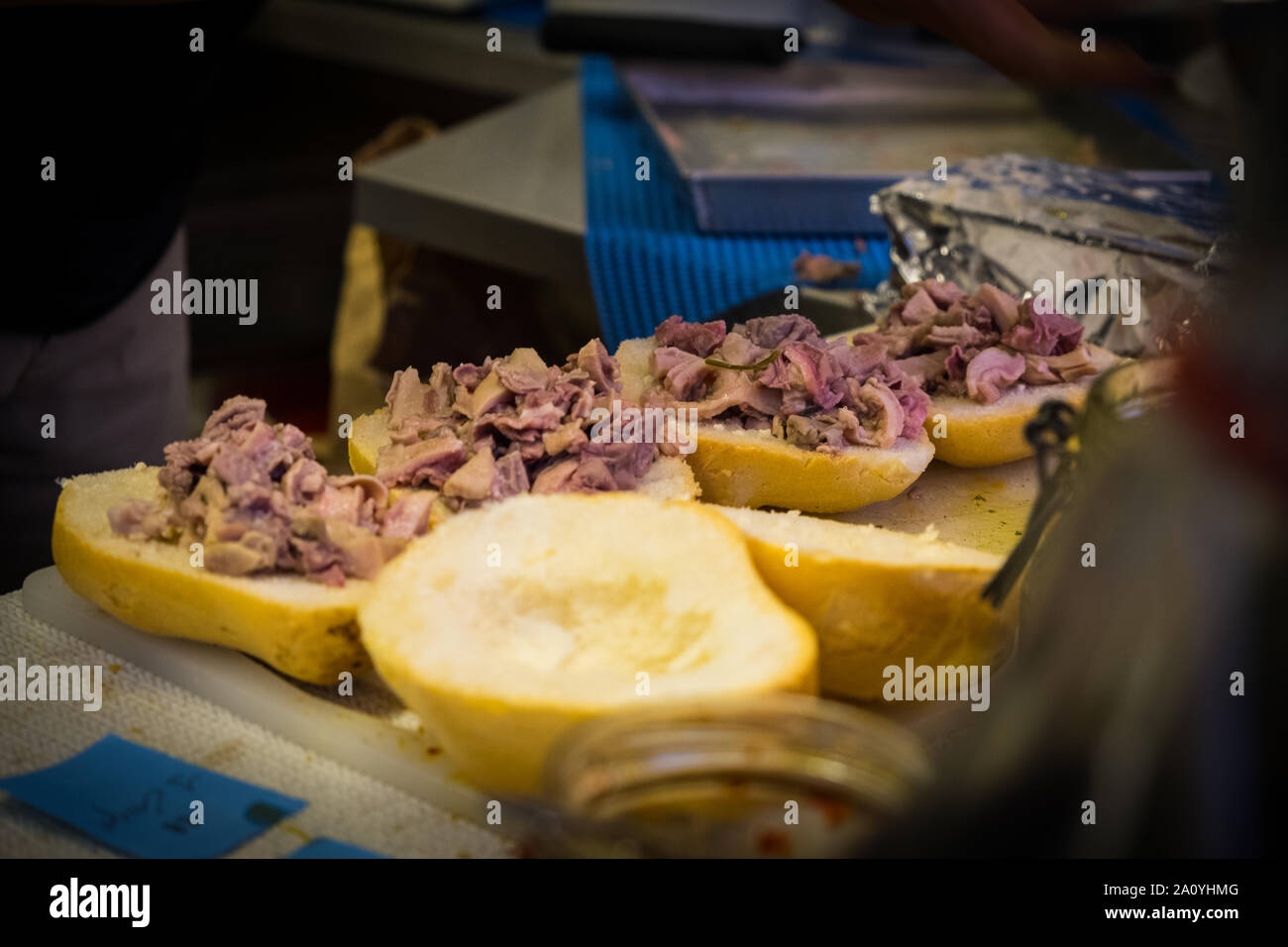 La préparation de sandwiches avec lambredotto, une alimentation de rue typique de Toscane. C'est un tripe bouilli assaisonné de sauce persil et Huile épicée Banque D'Images