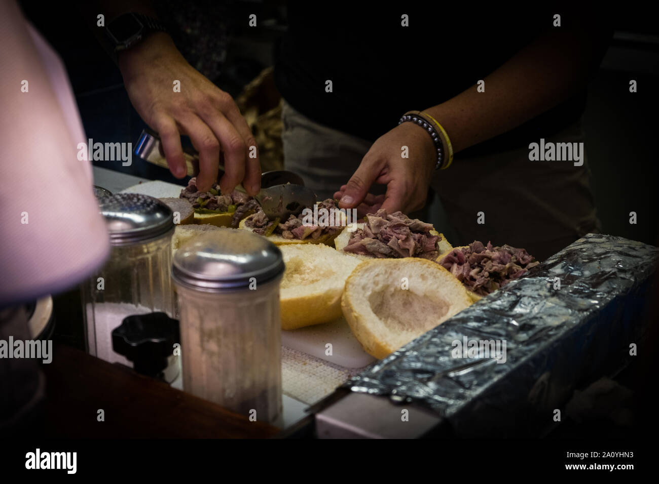 La préparation de sandwiches avec lambredotto, une alimentation de rue typique de Toscane. C'est un tripe bouilli assaisonné de sauce persil et Huile épicée Banque D'Images