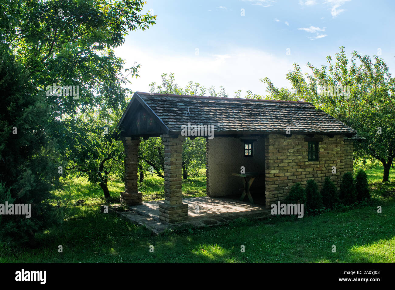 Petit utilitaire et de stockage en briques maison ou cabane dans l'arrière-cour verger Banque D'Images