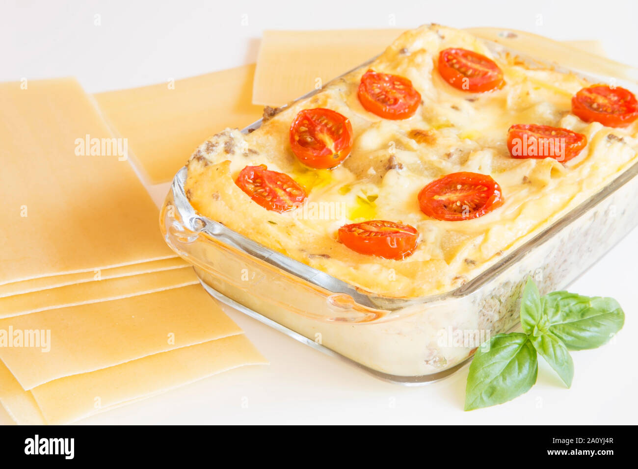 Lasagne aux tomates cerises et basilic Banque D'Images