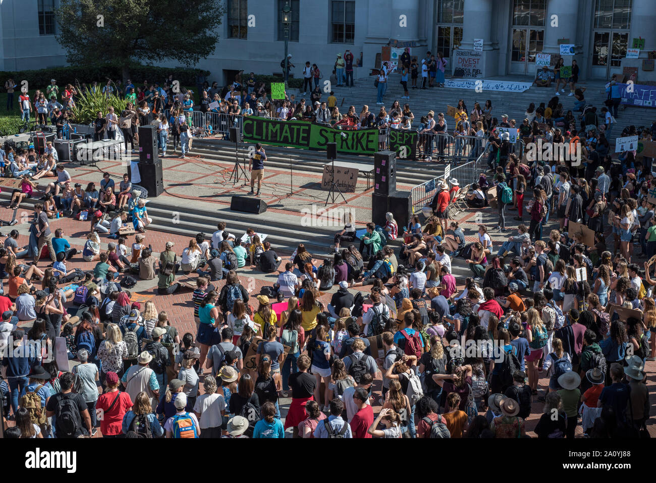 UC Berkeley, les étudiants participent à la grève pour protester contre le débordement du climat, l'état de l'univers de l'environnement et des changements de l'inaction. Banque D'Images