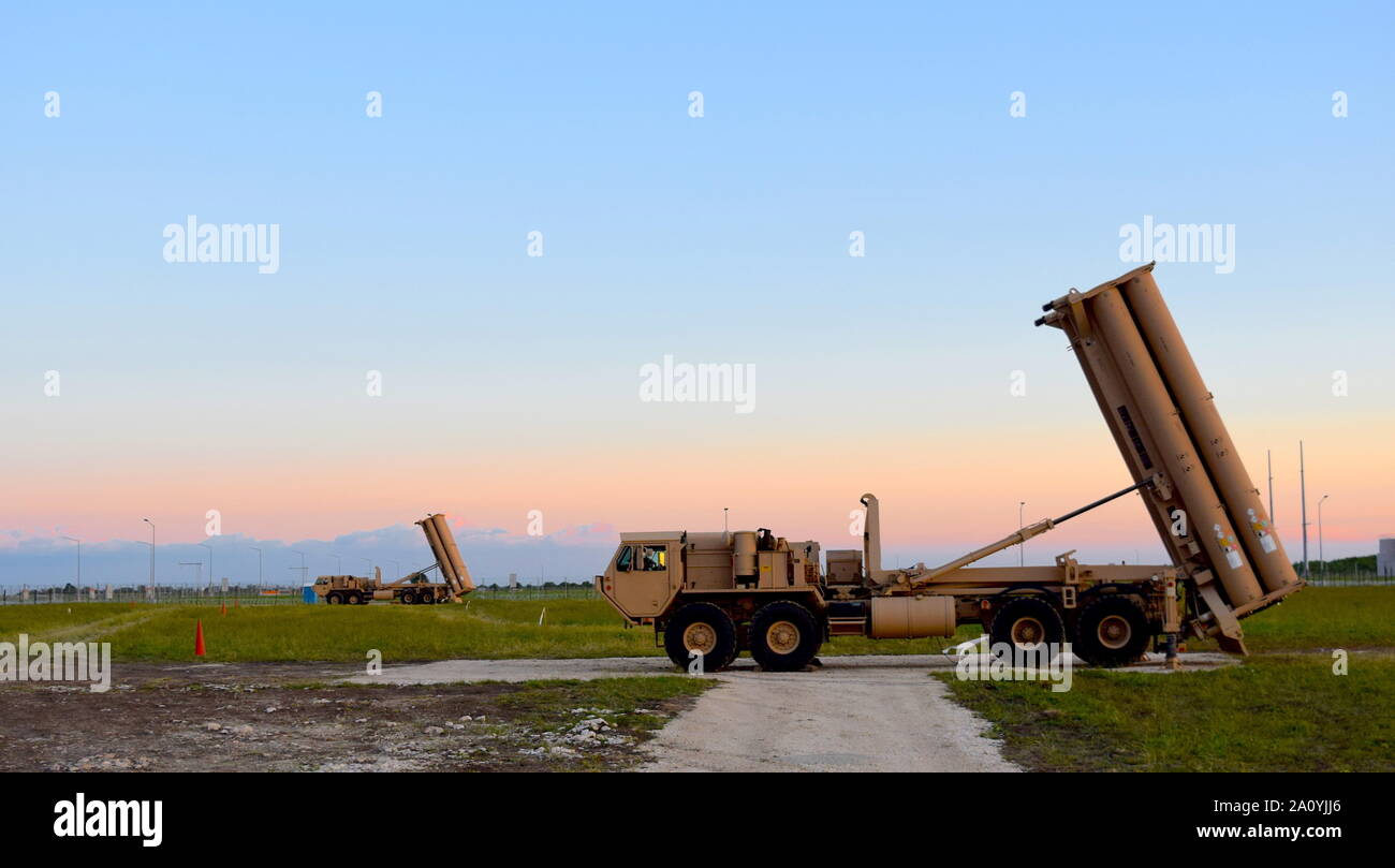 L'INSTALLATION DE SOUTIEN NAVAL DEVESELU, Roumanie (sept. 1, 2019) - Le soleil se couche sur la base de la marine américaine en Roumanie, à l'égide de l'OTAN accueil à terre Système de défense antimissile balistique (AABMDS site), après avoir effectué une mise à jour des systèmes prévu de longue date du 9 août 2019. Pendant la période d'entretien, les États-Unis a respecté son engagement de défense antimissile balistique de l'OTAN (DMO) par le déploiement temporaire d'un terminal High Altitude Area Defense (THAAD) système pour l'installation de soutien naval à Deveselu, Roumanie. Le déploiement de l'ARMÉE AMÉRICAINE THAAD batterie pour la Roumanie a duré environ six semaines alors qu'Égide à terre et de logiciels Banque D'Images