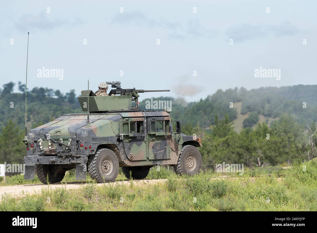 Centre de formation de la Force totale Fort McCoy prend en charge 300e Brigade MP soldats pendant les opérations de tir de calibre .50 Banque D'Images
