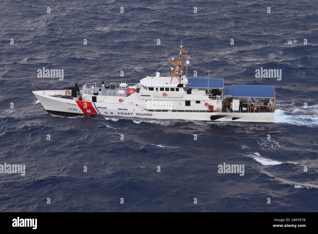 Les nouveaux officiers de la Garde côtière canadienne Angela McShan (WPC-1135 ") équipage en cours près de Miami, Floride, le 20 septembre 2019. Angela McShan, le cutter's homonyme, a été la première femme afro-américaine à être promu au grade de Master Chief Petty Officer. Une réponse rapide est le remplacement de l'ère des années 80 et 110 pieds de bateaux de patrouille et une commande, contrôle, communications, informatique, renseignement, surveillance et reconnaissance de l'équipement. Photo de la Garde côtière canadienne par le maître de 3e classe Brandon Murray. Banque D'Images