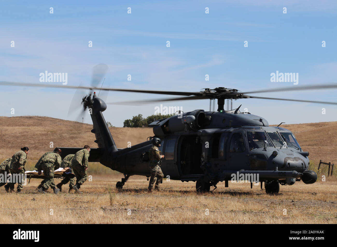 Une équipe de la civière Réserve marine Un service d'urgence Camp Pendleton charger un patient simulé à bord d'un HH-60 Pave Hawk de la California Air National Guard's 129th Rescue Wing, à la simulation d'un exercice d'évacuation sanitaire au ciel de l'Ouest à l'événement annuel de formation des marins, soldats et aviateurs, train pour sauver des vies au Camp d'entraînement de forces de réserve des parcs, en Californie, le 14 septembre. Ciel de l'Ouest à l'épreuve la capacité des forces de réserve commun à travailler ensemble pour assurer l'efficience des soins médicaux dans un cas de pertes massives. (U.S. Photo de l'armée par le sergent. Ian M. Kummer) Banque D'Images