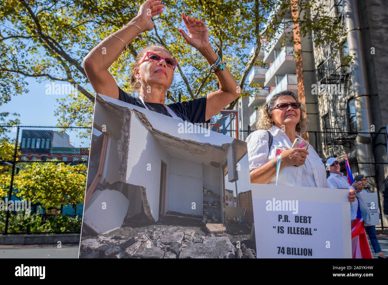 New York, USA. 22 Sep, 2019. Des centaines Portoricains habillé en blanc ont participé à une procession silencieuse portant des pancartes et des banderoles dans les rues de New York le 22 septembre 2019, de concentrer l'attention de la nation sur cette froide et craven la négligence des citoyens américains à Porto Rico qui luttent encore pour leur survie à la suite du cyclone Maria. Crédit : Erik McGregor/ZUMA/Alamy Fil Live News Banque D'Images