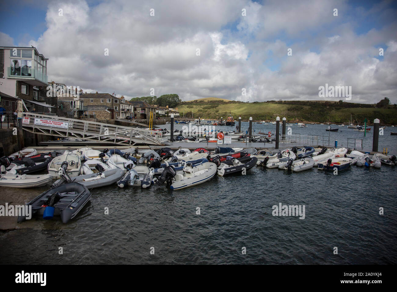 Ponton Whitestrand à Salcombe, Devon en caoutchouc recouverte de petits bateaux amarrés jusqu'alors qu'on visite la ville. Salcombe, Devon Banque D'Images