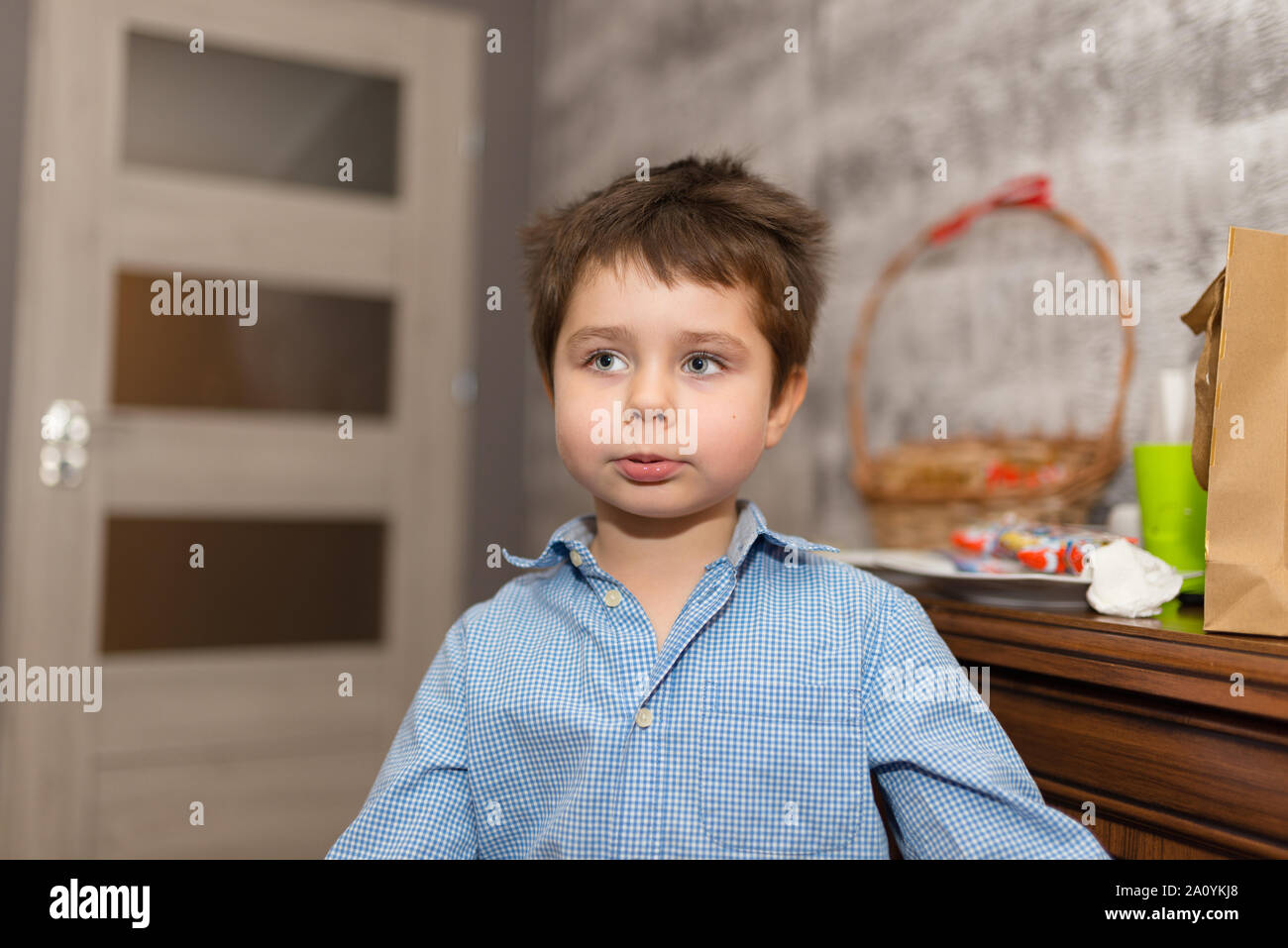 Portrait of a smiling, joli garçon de plusieurs années dans la chambre des enfants. Banque D'Images