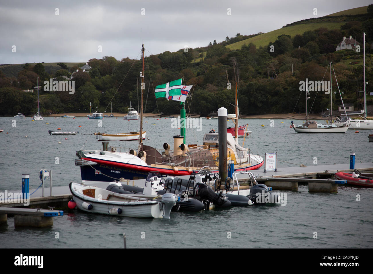 Ponton Whitestrand à Salcombe, Devon en caoutchouc recouverte de petits bateaux amarrés jusqu'alors qu'on visite la ville. Salcombe, Devon Banque D'Images