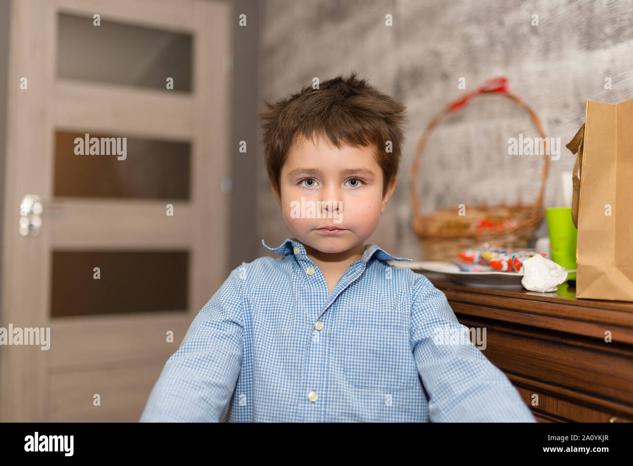 Portrait of a smiling, joli garçon de plusieurs années dans la chambre des enfants. Banque D'Images