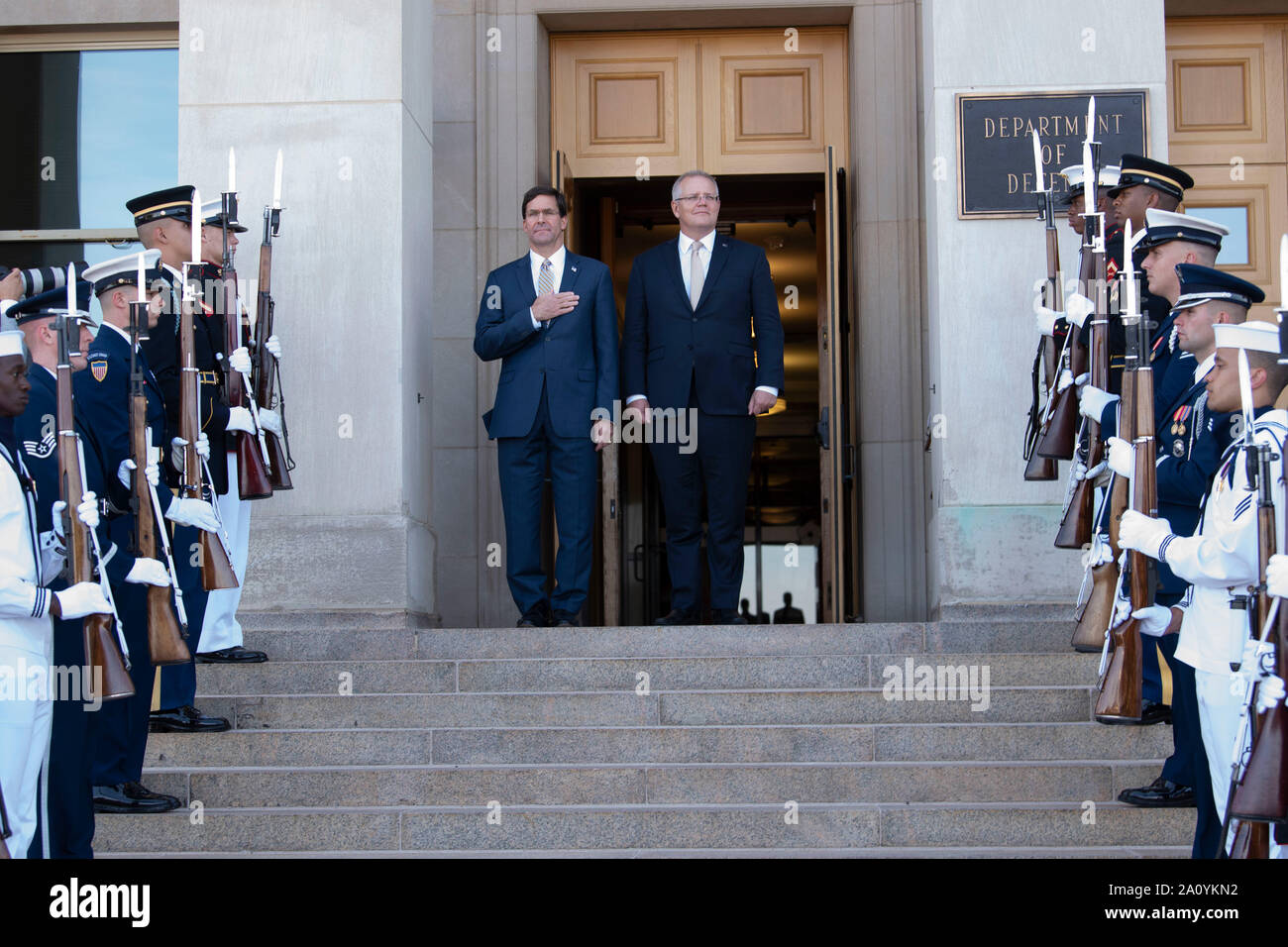 Le secrétaire américain à la défense, le Dr Mark T. Esper accueille le Premier Ministre australien, Scott Morrison pour un honneur de bouclage et de réunion bilatérale, au Pentagone, Washington, D.C., le 20 septembre 2019. (DoD photo par Lisa Ferdinando) Banque D'Images