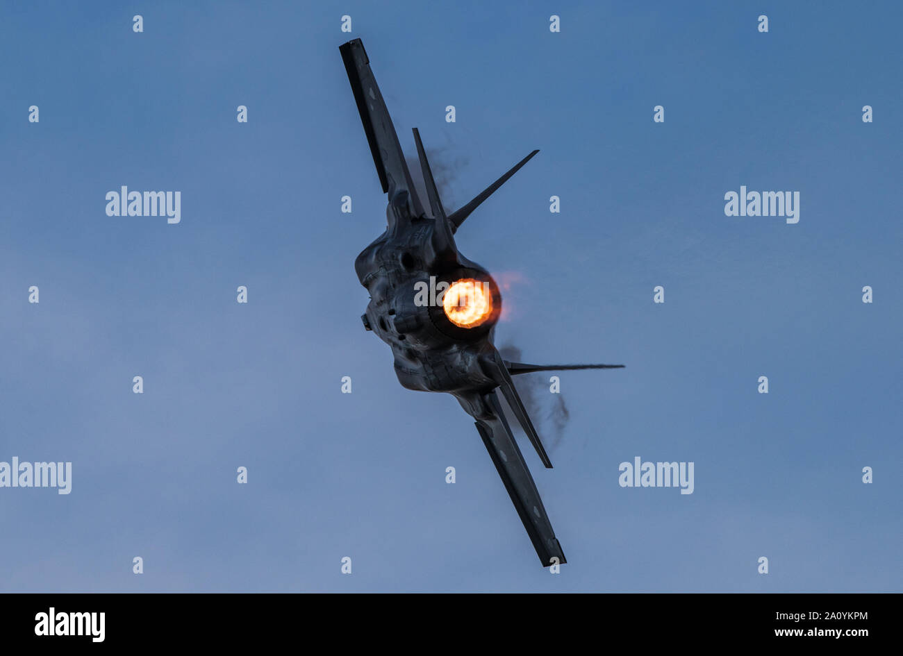 Le capitaine Andrew 'Dojo' Olson, F-35 pilote et commandant de l'équipe effectue des manœuvres aériennes au cours d'une performance crépuscule de la Oregon International Airshow de McMinnville, ou, le 20 septembre 2019. La démo comprend 14 manoeuvres qui présenter l'Armée de l'air, cinquième génération d'avions de chasse. (U.S. Photo de l'Armée de l'air par la Haute Airman Alexander Cook) Banque D'Images