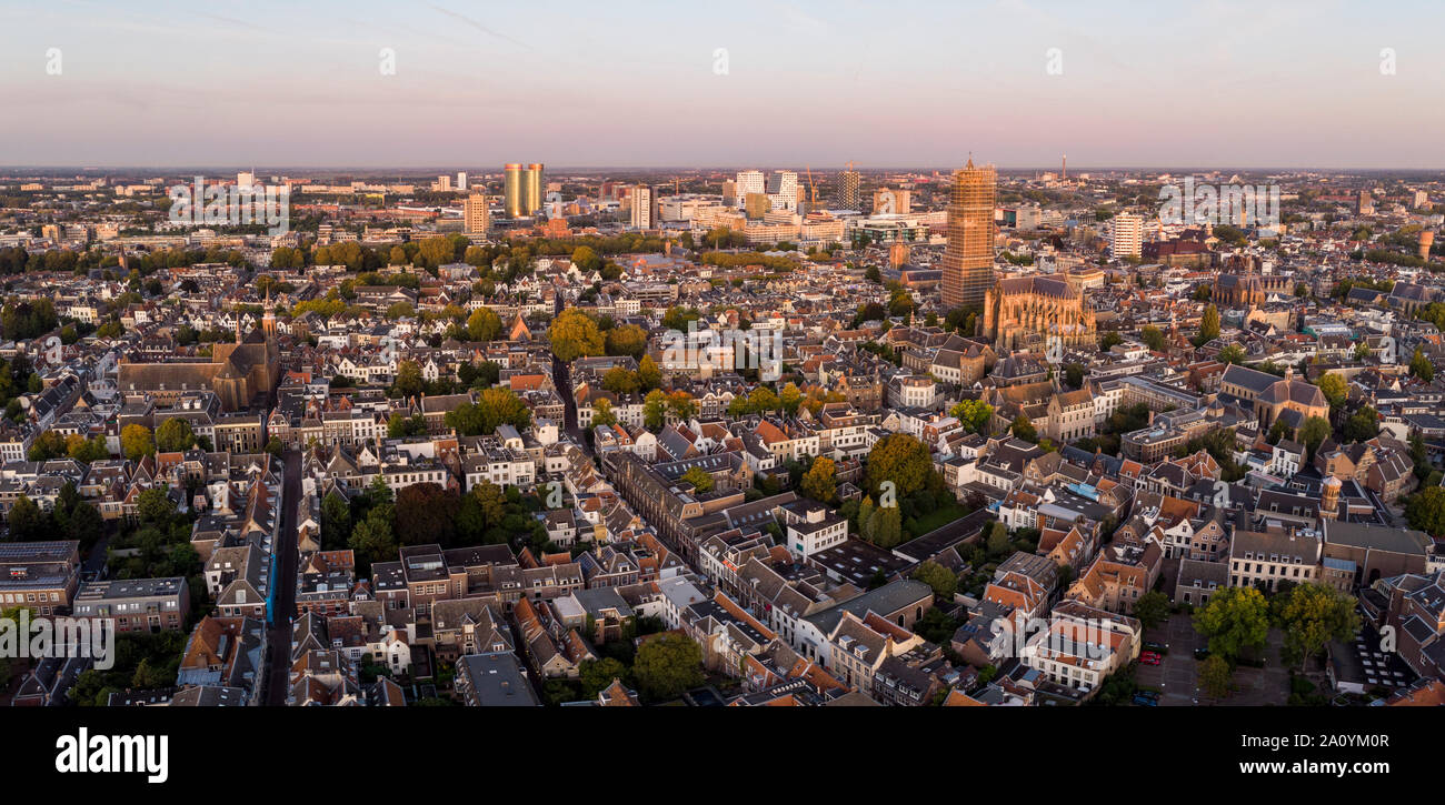 Vue panoramique aérienne de la Dutch médiévale centre-ville d'Utrecht avec cathédrale dominant la ville à lever tôt le matin Banque D'Images