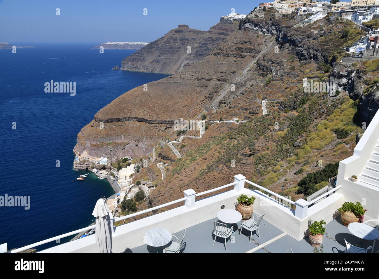 Vue sur le vieux port de Fira et du téléphérique de la ville de Fira Banque D'Images