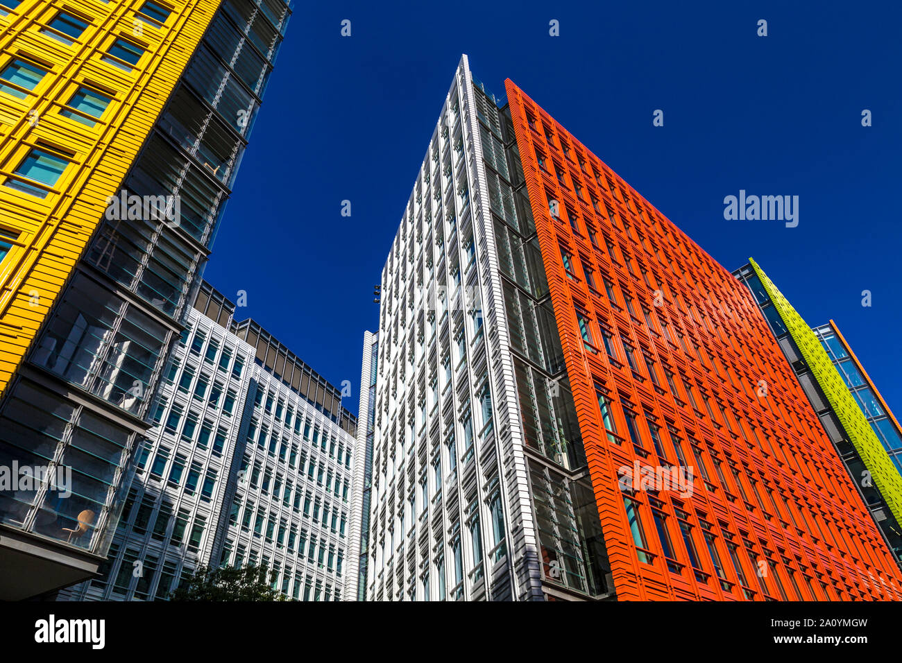 Façade de bâtiment coloré Central Saint Giles conçu par l'architecte italien Renzo Piano, Soho, Londres, UK Banque D'Images