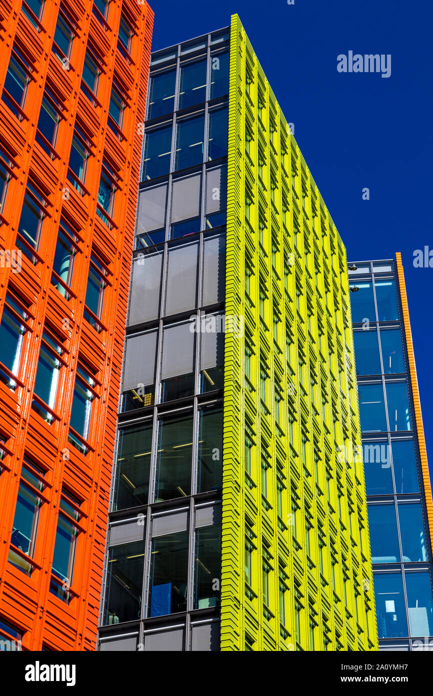Façade de bâtiment coloré Central Saint Giles conçu par l'architecte italien Renzo Piano, Soho, Londres, UK Banque D'Images