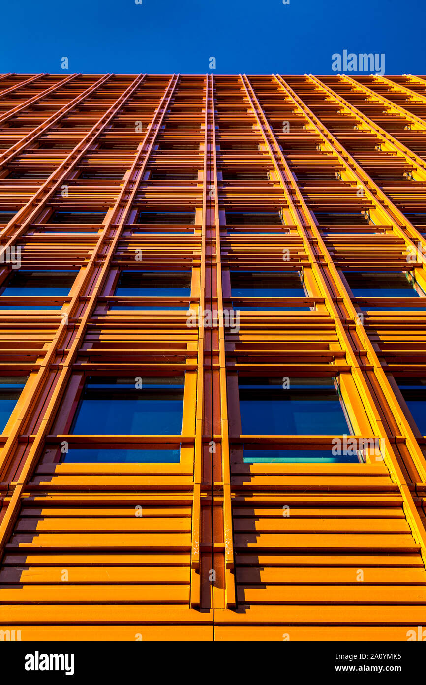 Façade de bâtiment coloré Central Saint Giles conçu par l'architecte italien Renzo Piano, Soho, Londres, UK Banque D'Images