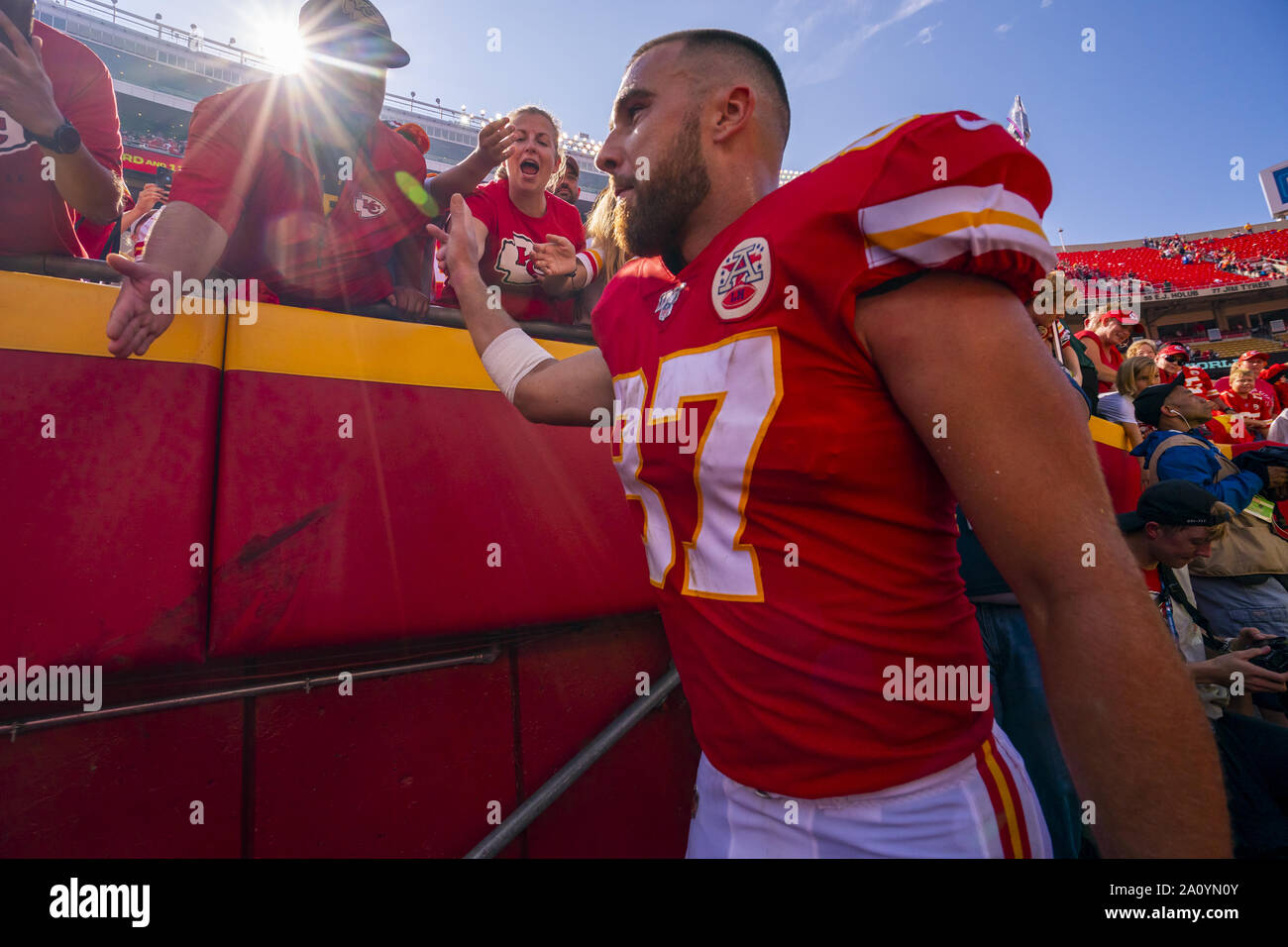 Kansas City Chiefs tight end Travis Kelce (87) frappe la main de fans après avoir vaincu les Ravens de Baltimore au Arrowhead Stadium à Kansas City, Missouri, le dimanche, 22 Septembre, 2019. Photo par Kyle Rivas/UPI Banque D'Images