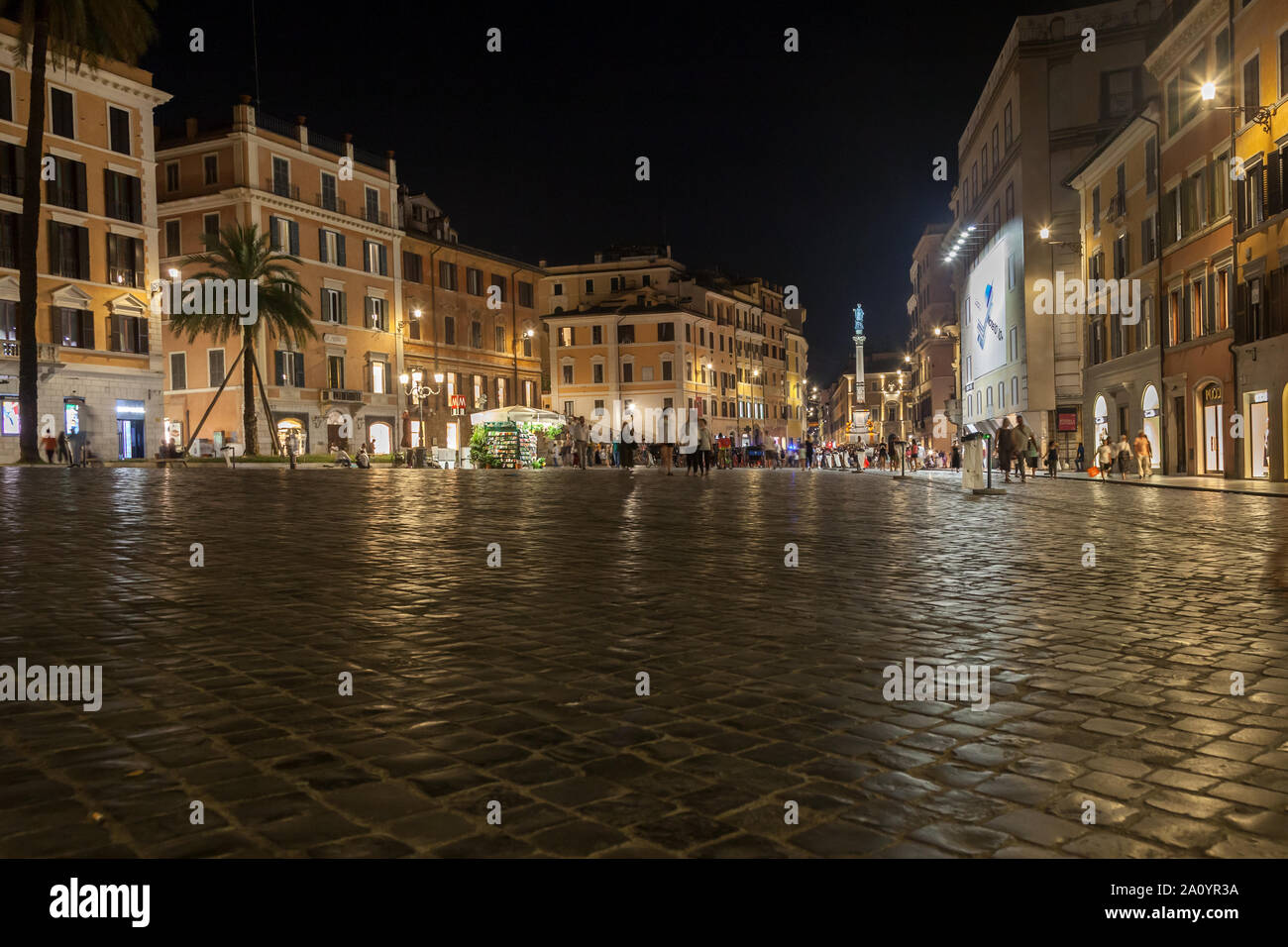 Les touristes en soirée autour de la place d'Espagne et de la colonne de l'Immaculée Conception. Piazza di Spagna, Rome, Italie Banque D'Images