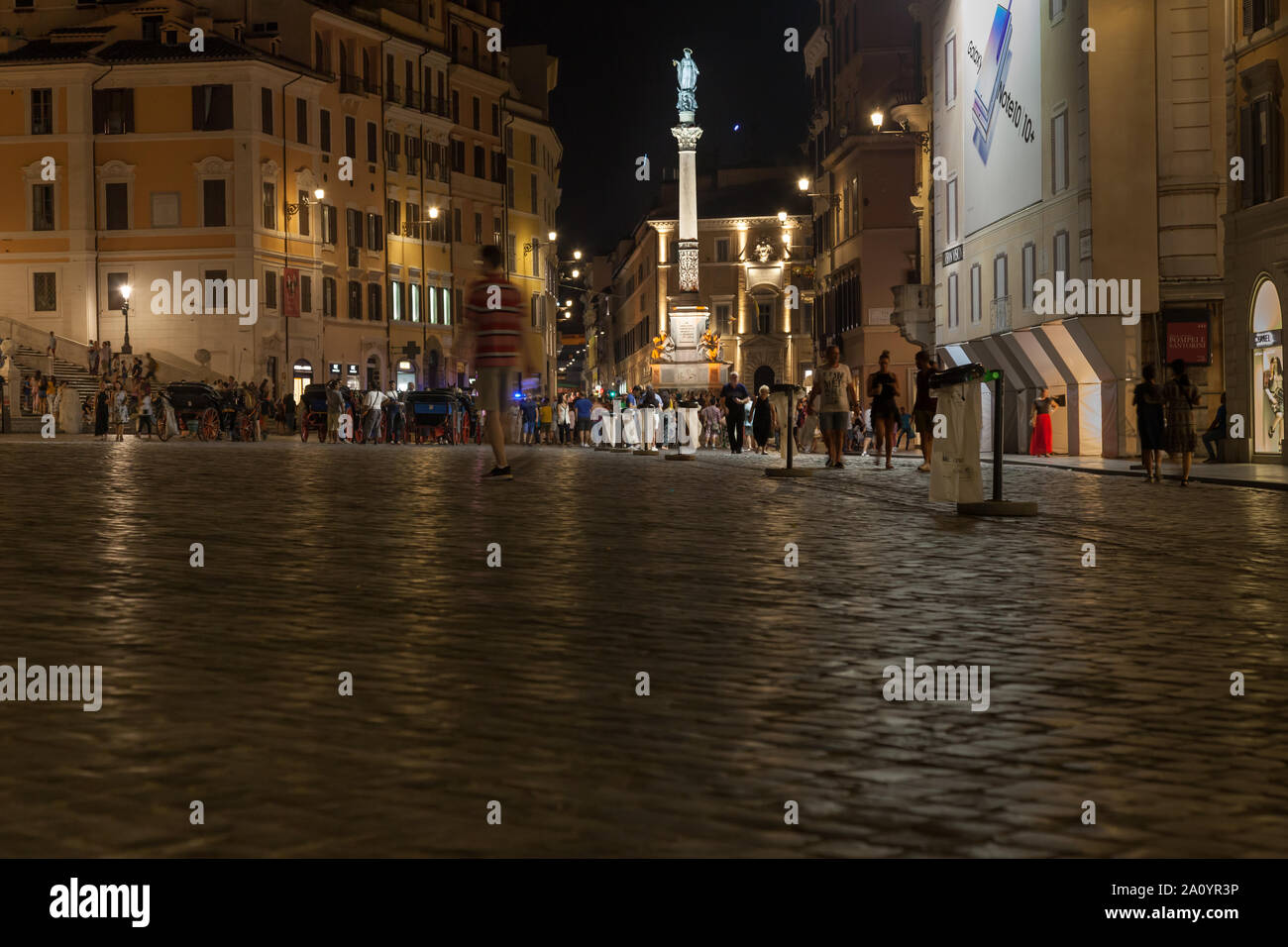 Les touristes en soirée autour de la place d'Espagne et de la colonne de l'Immaculée Conception. Piazza di Spagna, Rome, Italie Banque D'Images