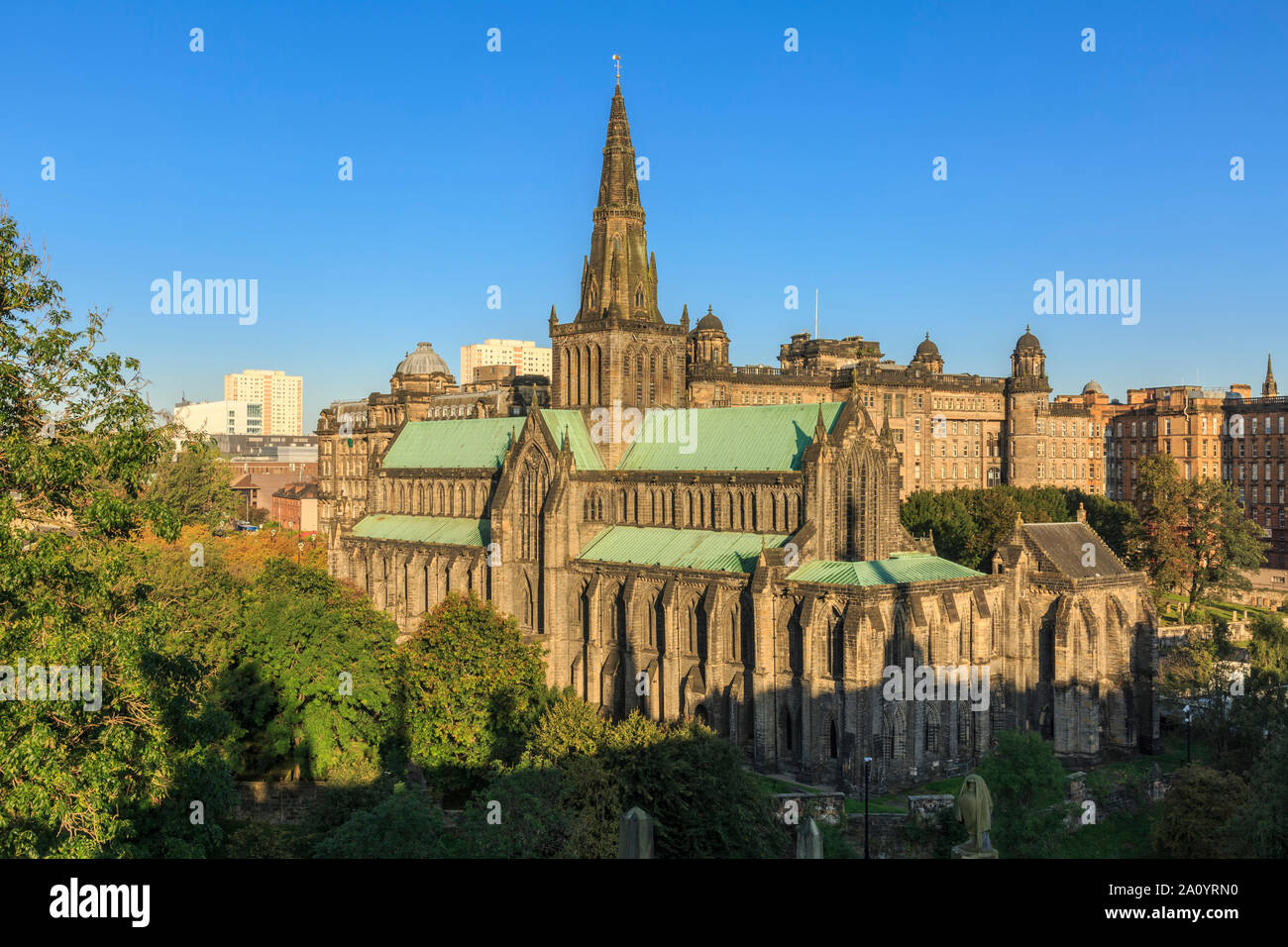 Magnifique vue sur la cathédrale de Glasgow baigné de soleil du matin la lumière. Banque D'Images