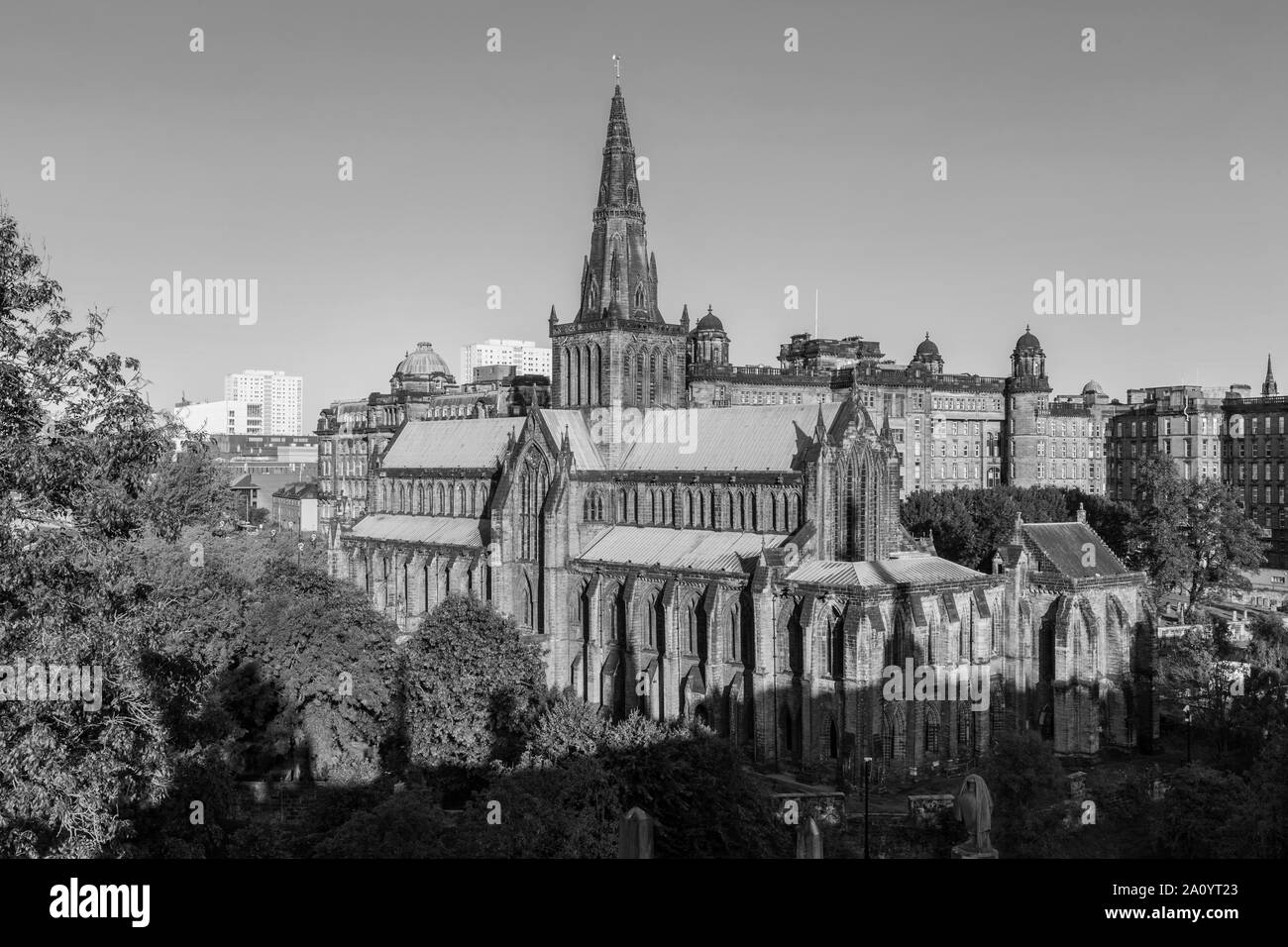 Une image en noir et blanc de la magnifique cathédrale de Glasgow après le lever du soleil. Banque D'Images