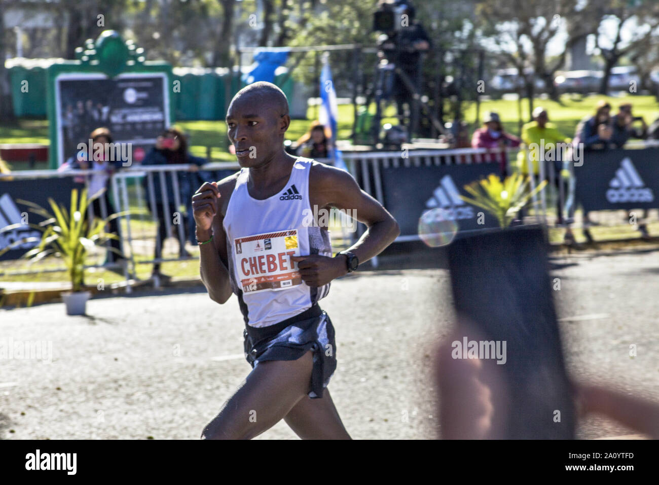 Buenos Aires, capitale fédérale, l'Argentine. 22 Sep, 2019. Coureur Kenyan Kiplagat Evans Chebet remporte le Marathon International de la ville de Buenos Aires en un temps record, avec une marque de 2 heures 5 minutes et 0 secondes.L'enregistrement en cours - de l'an dernier par sa compatriote Saina Kipbemboi - a été de 2 heures, 5 minutes et 20 secondes. La deuxième, troisième et quatrième place étaient aussi pour les athlètes Kenyan - les favoris de la concurrence - qui se sont présentées avec sept hommes et quatre femmes.Rodah Tanui, Jepkoir aussi un Kenyan, a été la première femme à arriver - en 2 heures, 25 minutes et 47 s Banque D'Images