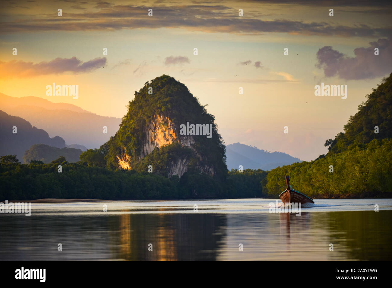 Bateau longtail thaïlandais à Krabi Thailande Falaises calcaires et Pak Nam River au coucher du soleil Banque D'Images