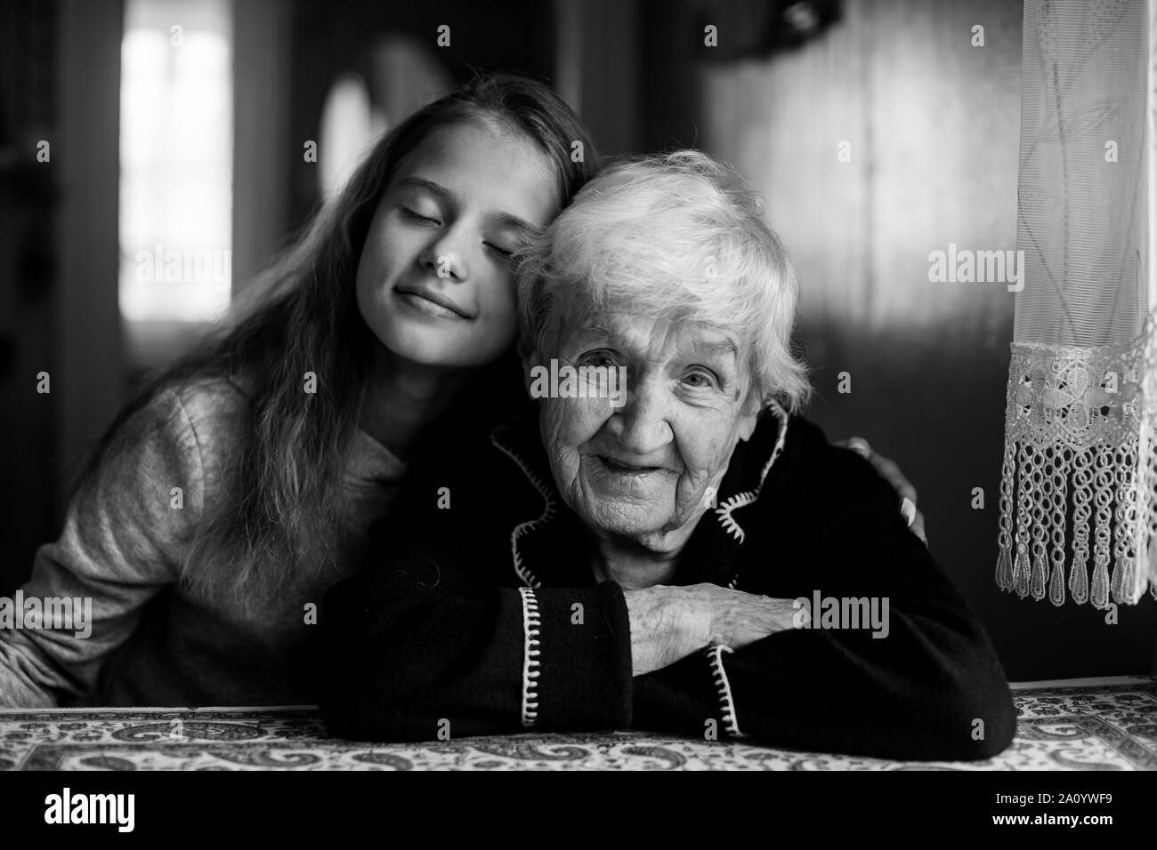 Vieille dame : granny avec sa petite-fille, noir et blanc photo. Banque D'Images