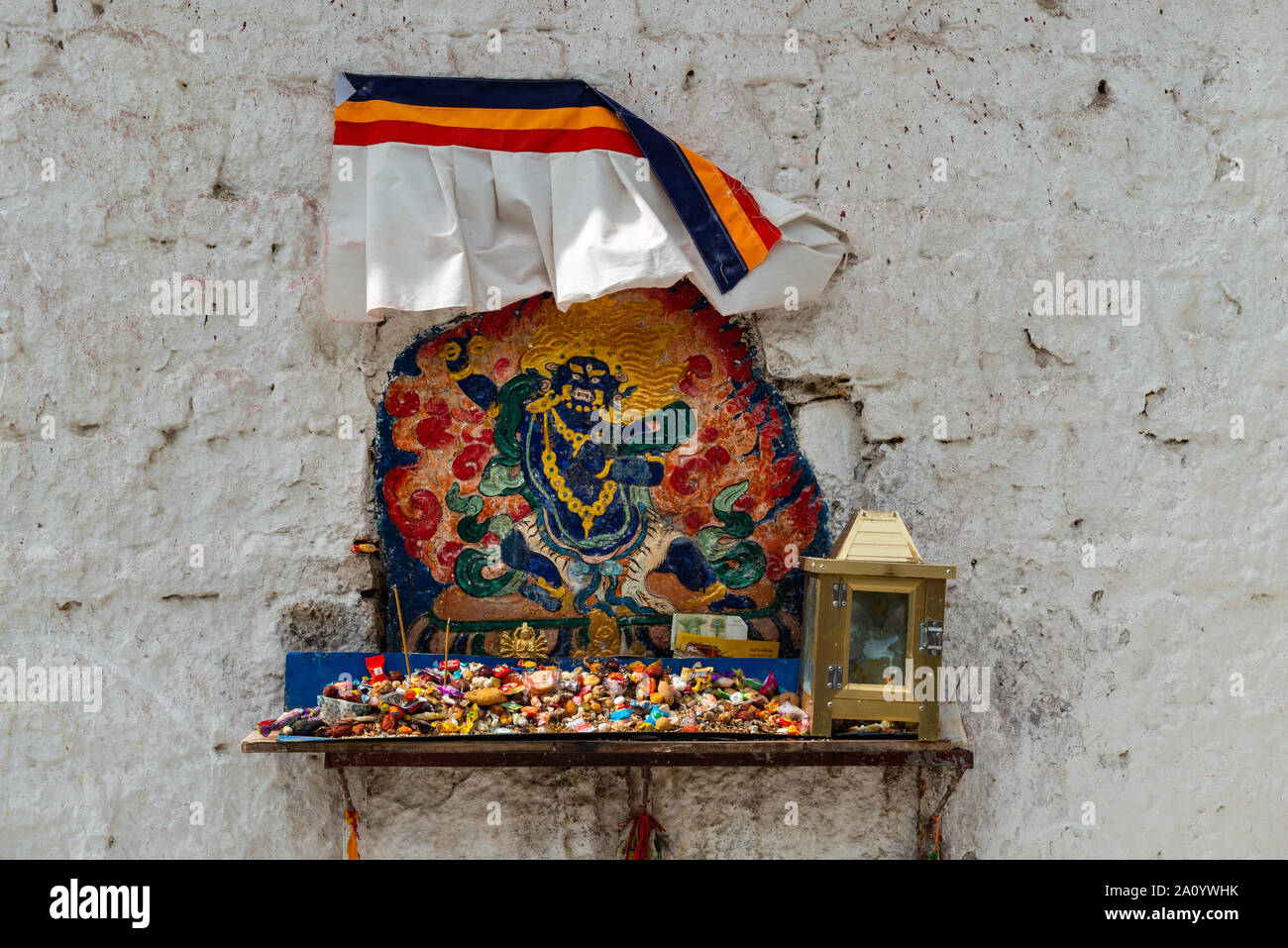 Une petite prière culte construit dans les murs du palais du Potala à Lhassa, au Tibet. Banque D'Images