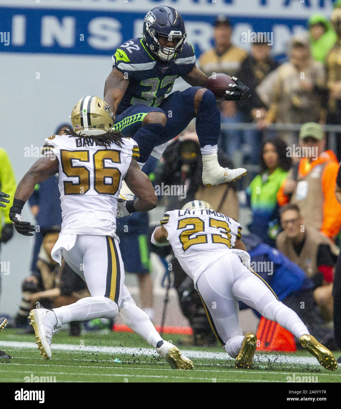 Seattle, États-Unis. 22 Sep, 2019. Seattle Seahawks running back Chris Carson (32) saute sur New Orleans Saints Marshon évoluait Lattimore (23) pour un gain de 4 verges au cours du deuxième trimestre à CenturyLink Field le Dimanche, Septembre 22, 2019 à Seattle, Washington. Photo par Jim Bryant/UPI UPI : Crédit/Alamy Live News Banque D'Images