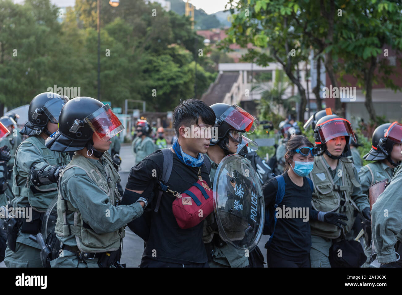 Hong Kong, Chine. 22 Sep, 2019. Les manifestants sont arrêtés et emmenés après une charge policière lors de la manifestation.manifestants occupé pacifiquement un grand centre commercial dans l'après-midi. En début de soirée affrontements entre les manifestants et la police anti-émeute a conduit à de multiples rondes de gaz lacrymogène et de dispersion des opérations. Malgré le retrait officiel du projet de loi sur l'extradition, les manifestants continuent de lutter pour les quatre autres 'demandes clés'. Credit : SOPA/Alamy Images Limited Live News Banque D'Images