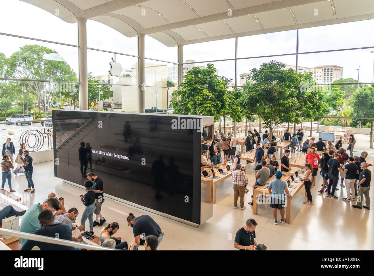 Aventura, Florida, USA - 20 septembre 2019 : Apple store dans le centre commercial Aventura sur premier jour de officiellement commencé la vente de l'iPhone, iPhone 11 et 11 Pro Banque D'Images