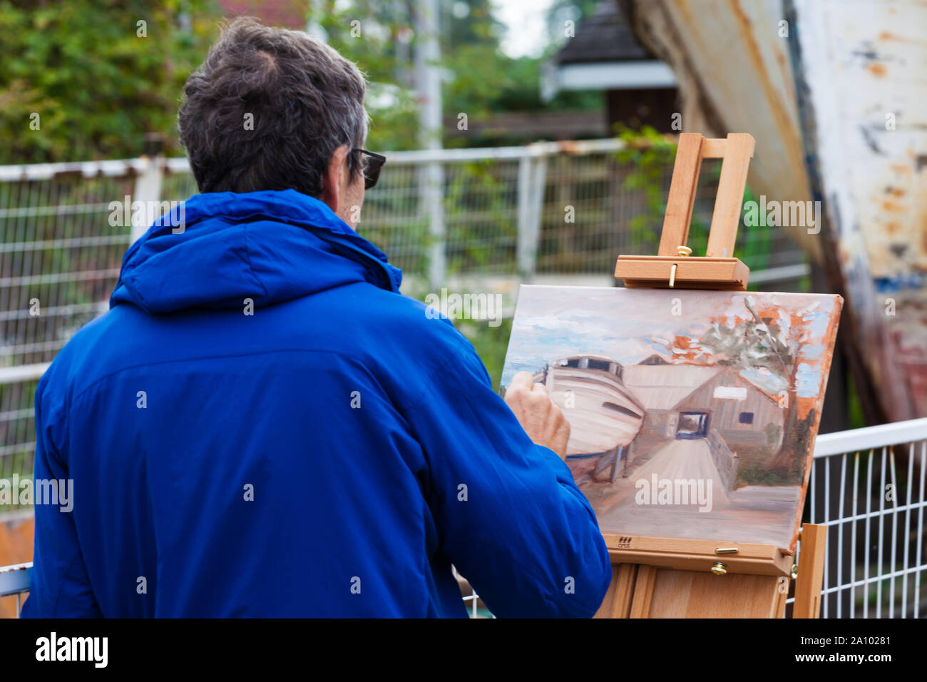 Homme dans un manteau bleu le concurrent le Grand Prix 2019 de l'Art à Steveston British Columbia Canada Banque D'Images
