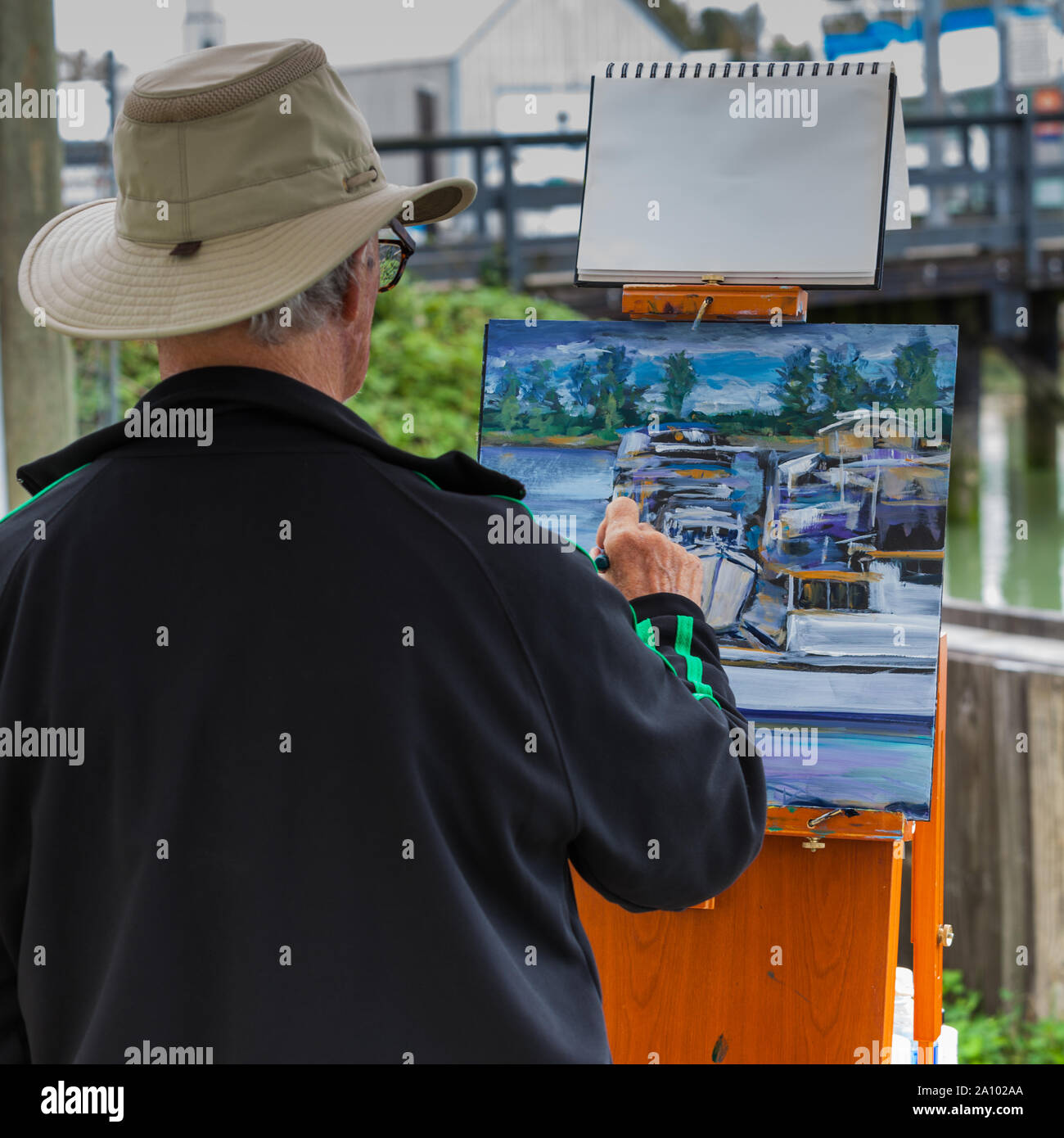 Un homme portant un chapeau Tilley la concurrence sur le Grand Prix 2019 de l'Art à Steveston British Columbia Canada Banque D'Images