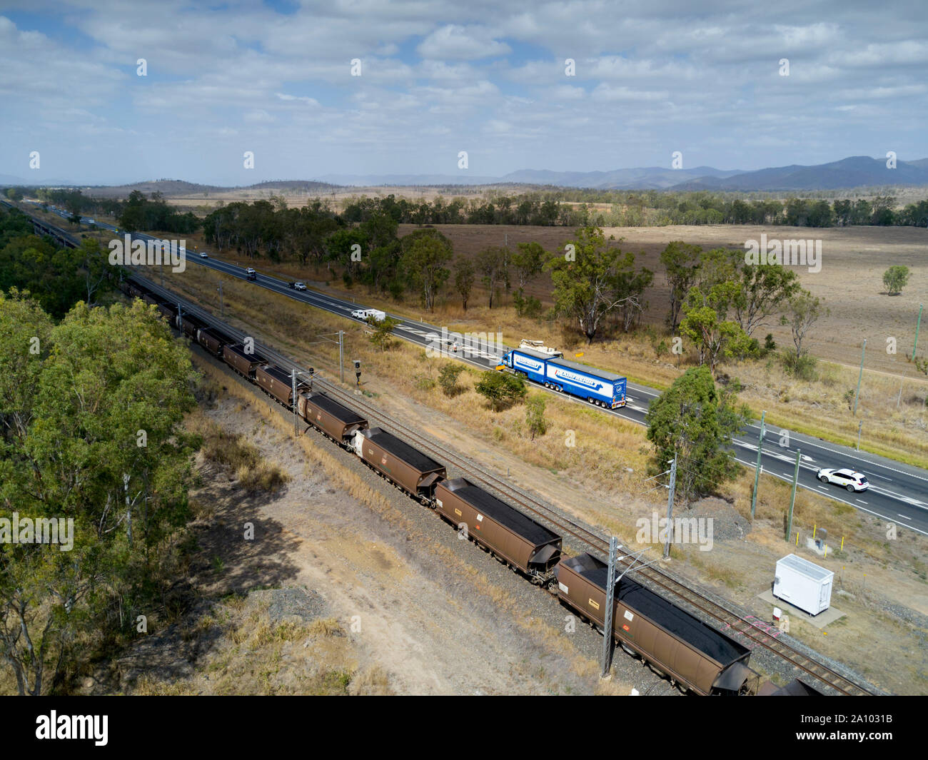 Train de charbon de l'antenne qui se déplacent le long de l'autoroute Bruce côté terminaux d'exportation de Gladstone et power station Queensland Australie Banque D'Images