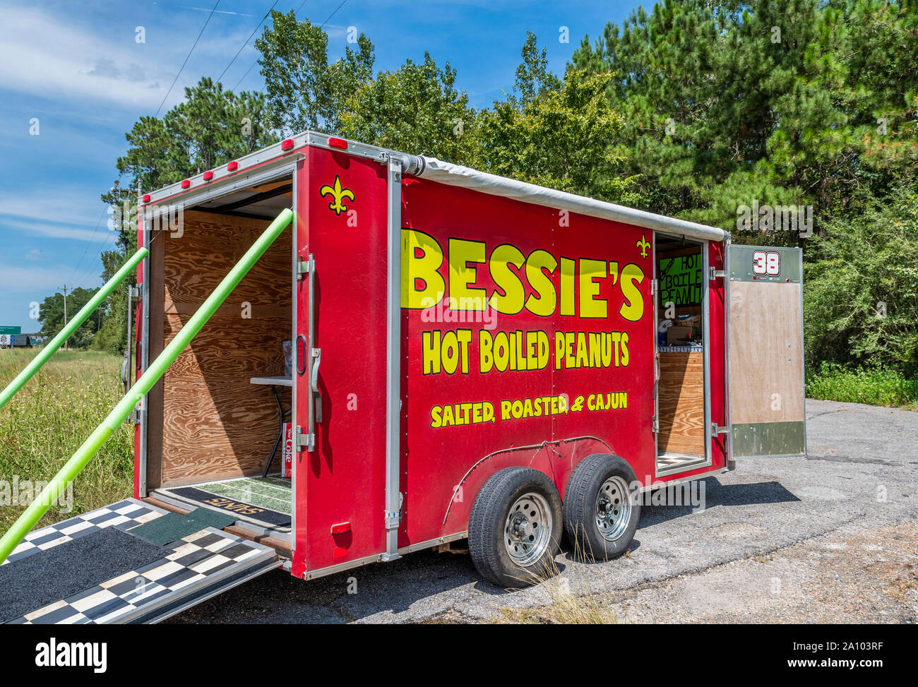 Bessie's hot Cajun camion alimentaire arachides bouillies, éventaire près du Mississippi Bienvenue Centre à la frontière de la Louisiane. Banque D'Images