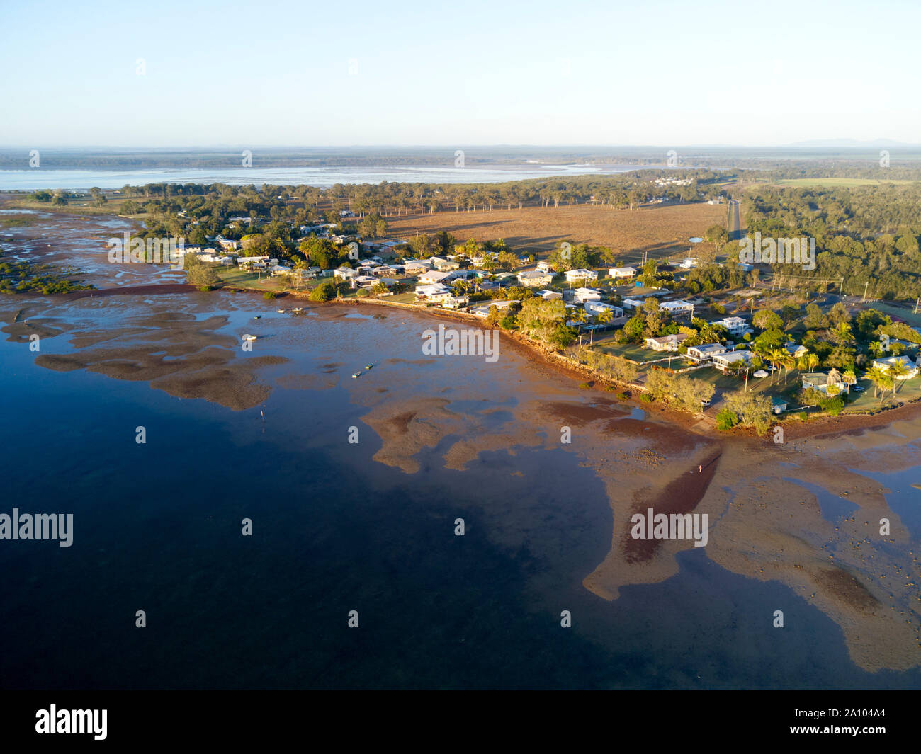 Antenne tôt le matin du village côtier de Boonooroo sur les rives de la grande plage de sable en face du détroit de Fraser Island Queensland Australie Banque D'Images