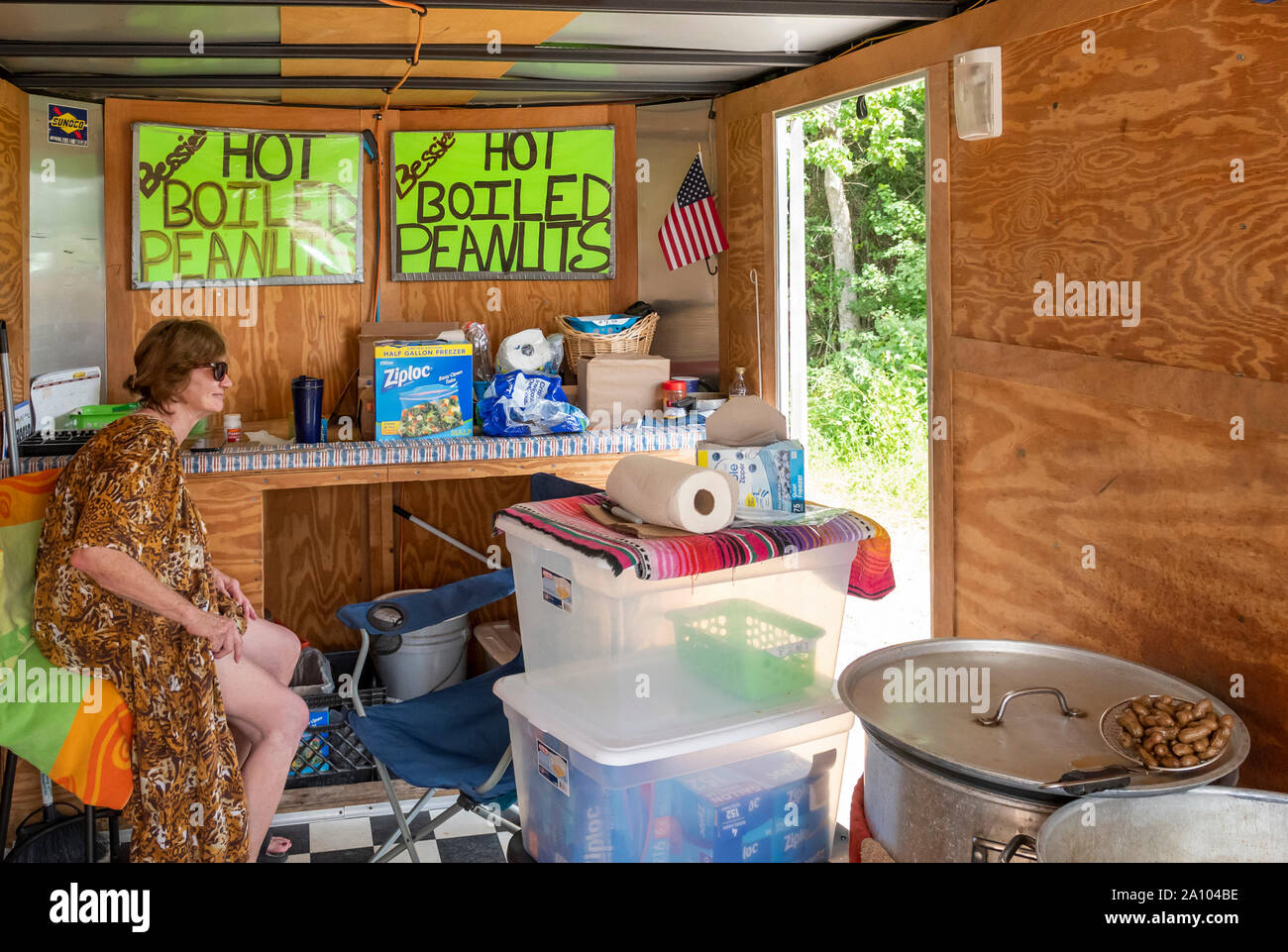 Bessie's hot Cajun camion alimentaire arachides bouillies, éventaire près du Mississippi Bienvenue Centre à la frontière de la Louisiane. Banque D'Images