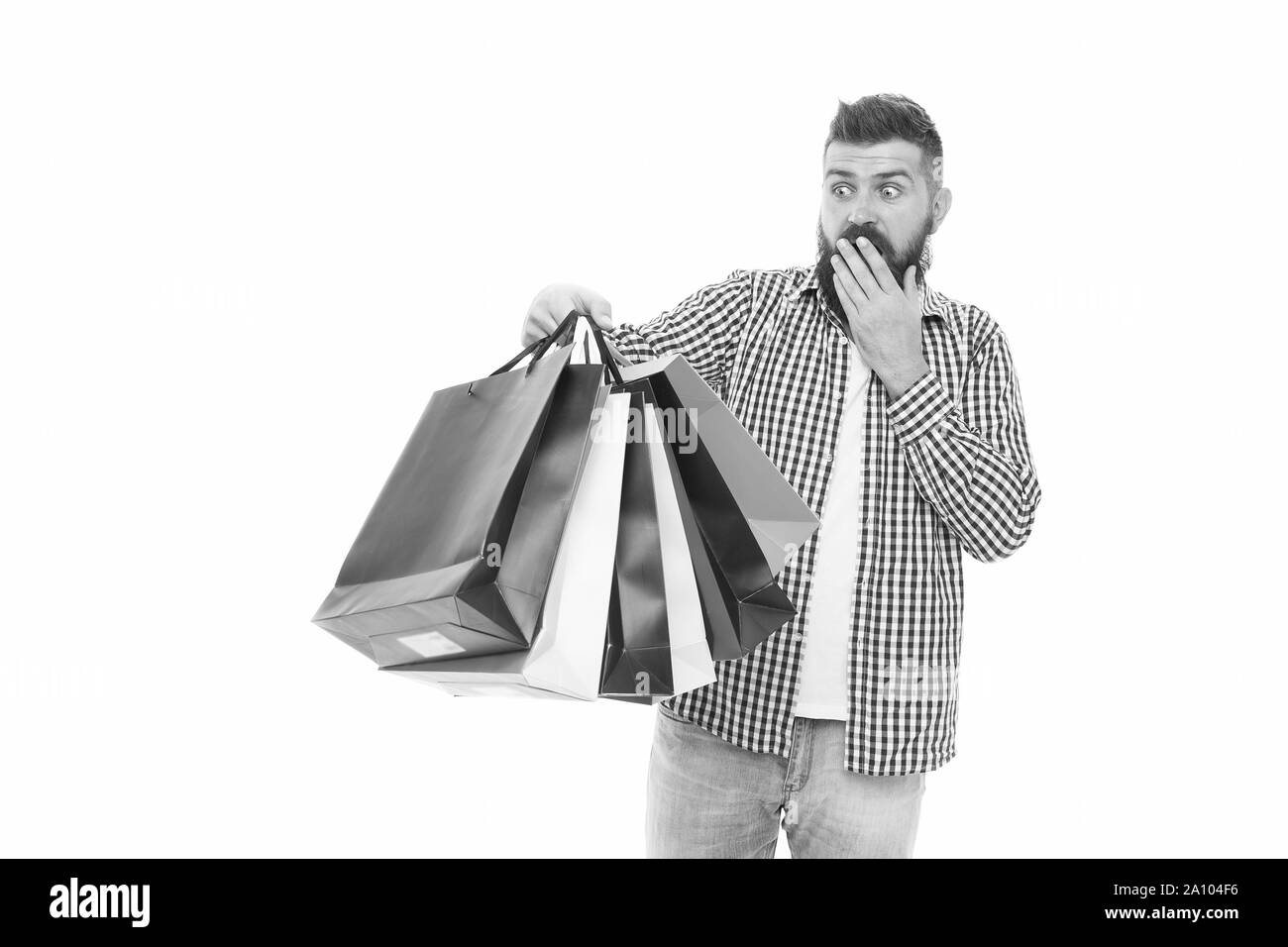 J'ai survécu Vendredi Noir. Surpris hipster holding shopping bags après le Vendredi Noir isolé sur blanc. Homme barbu en ouvrant son magasinage des fêtes sur le Black Friday. Proposant des réductions sur le Black Friday. Banque D'Images