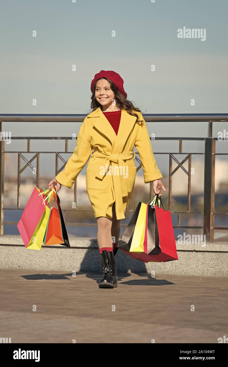 Tendance de l'automne. Petite fille avec l'achat de sacs. Journée Shopping.  happy little girl. Kid fashion look. Enfant en français élégant beret et  manteau d'automne. Merci pour votre achat. Bon achat Photo