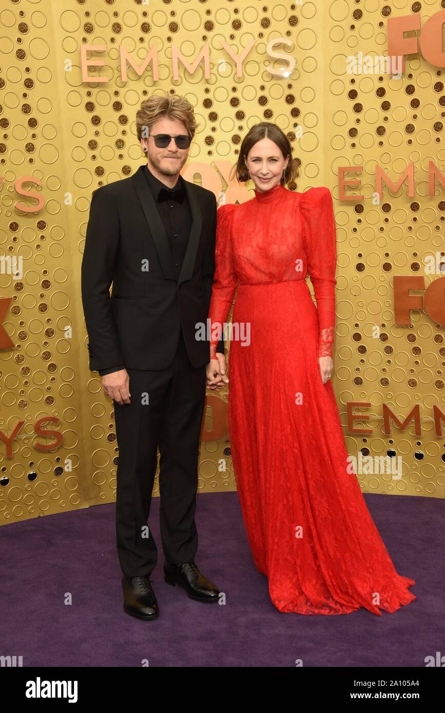 Los Angeles, CA. 22 Sep, 2019. Renn Hawkey, Vera Farmiga pour des arrivées au 71e Primetime Emmy Awards - Arrivals 1, Microsoft Theatre, Los Angeles, CA Septembre 22, 2019. Credit : Priscilla Grant/Everett Collection/Alamy Live News Banque D'Images