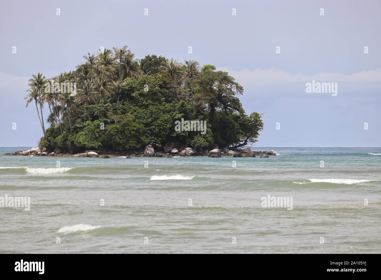 Île tropicale avec palmiers dans un océan, vue pittoresque de l'azur de l'eau avec les vagues. Seascape colorés Banque D'Images