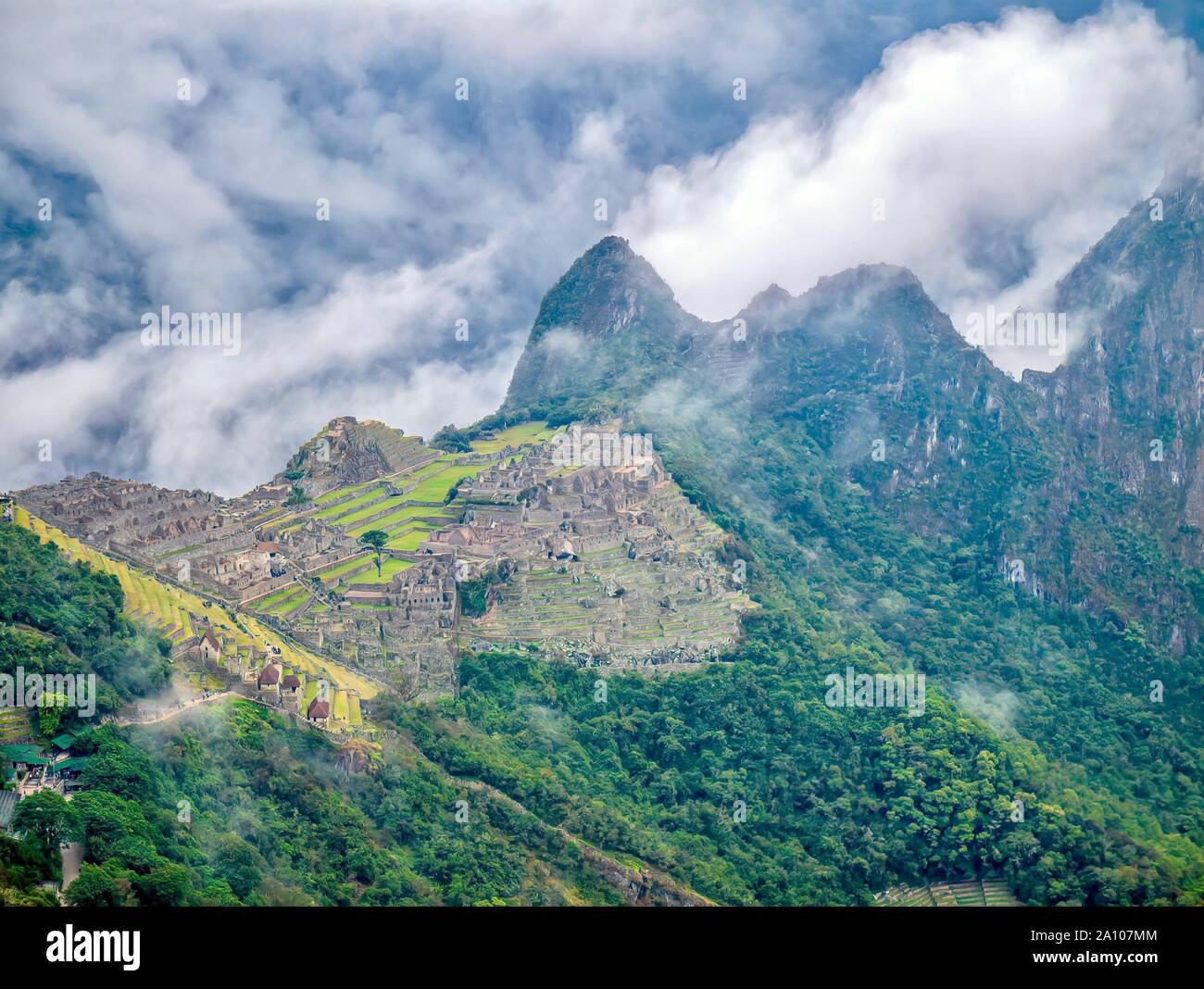 Un spectaculaire high angle view of Machu Picchu, entouré de brume et de nuages le matin, tourné à partir de la porte du soleil. Banque D'Images