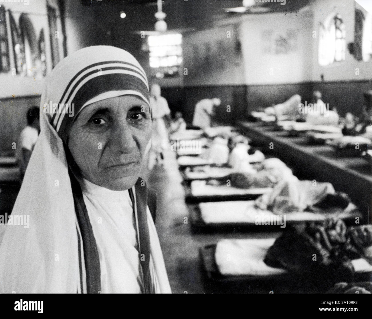 1973 - Calcutta, Inde - une religieuse catholique albanaise, MÈRE TERESA (AGNES Gonxha Bojaxhiu), fondé les Missionnaires de la Charité à Kolkata (Calcutta), Inde, les ministres pour les pauvres, malades, orphelins, et de mourir. Mère Teresa guide l'expansion de missionnaires de la charité. Mère Teresa a reçu le Prix Templeton pour le progrès. (Crédit Image : © Keystone Press Agency/Keystone USA par ZUMAPRESS.com) Banque D'Images