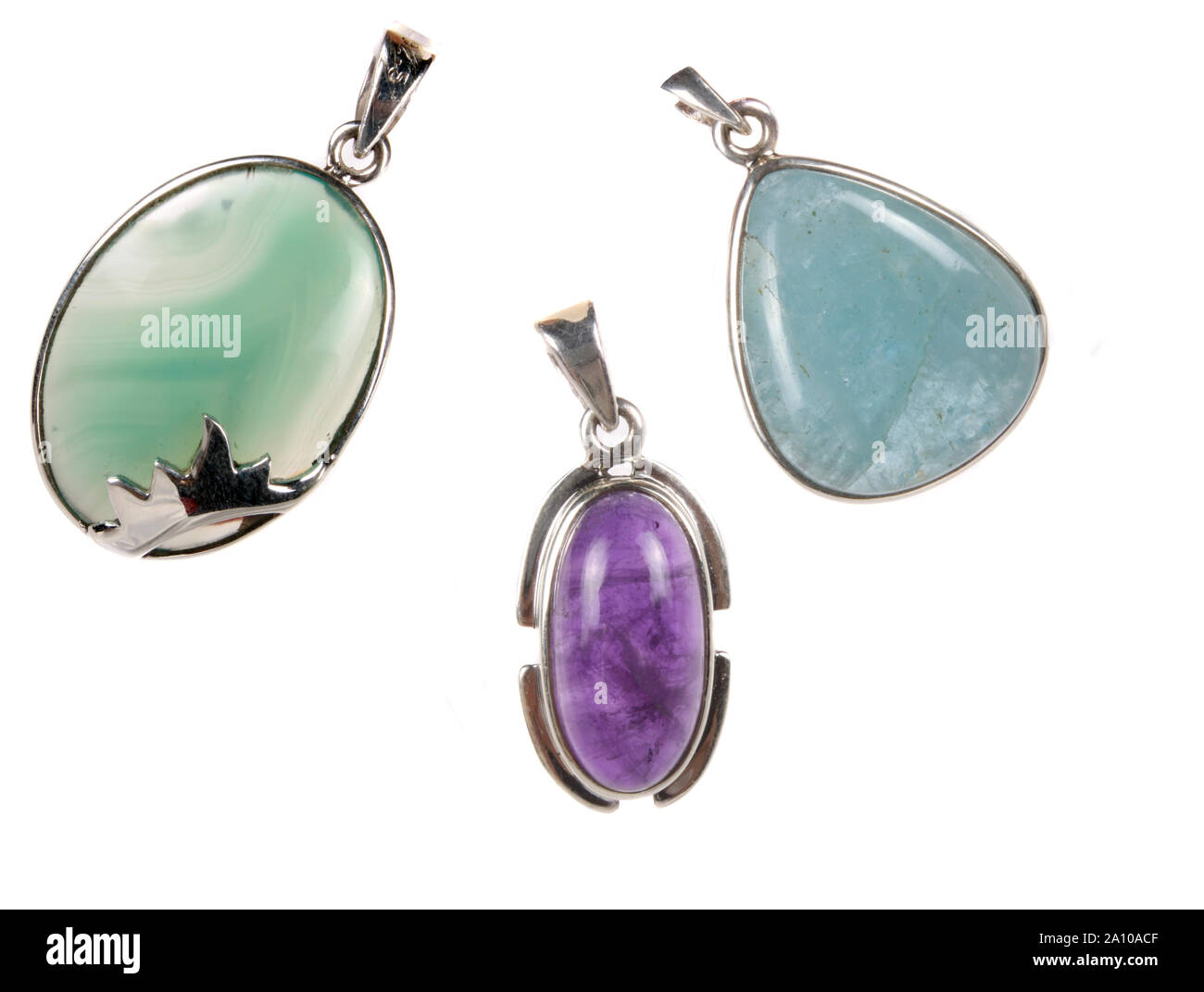 Belle pendentifs en argent fabriqués à partir de pierres semi-précieuse différente, on white background studio. Banque D'Images