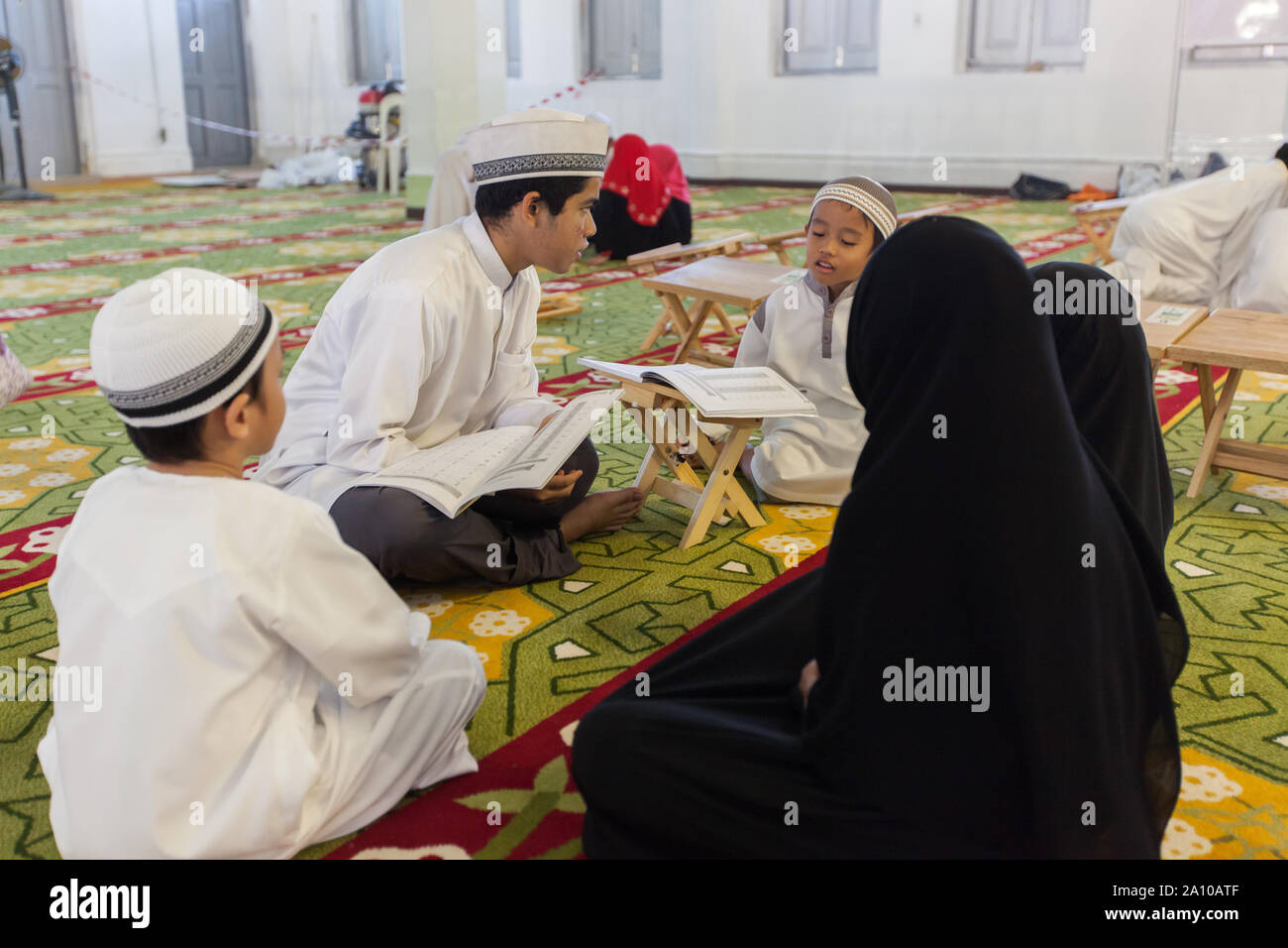 Groupe d'étude musulmane à l'intérieur de la Mosquée Sultan Masjid, Singapour Banque D'Images