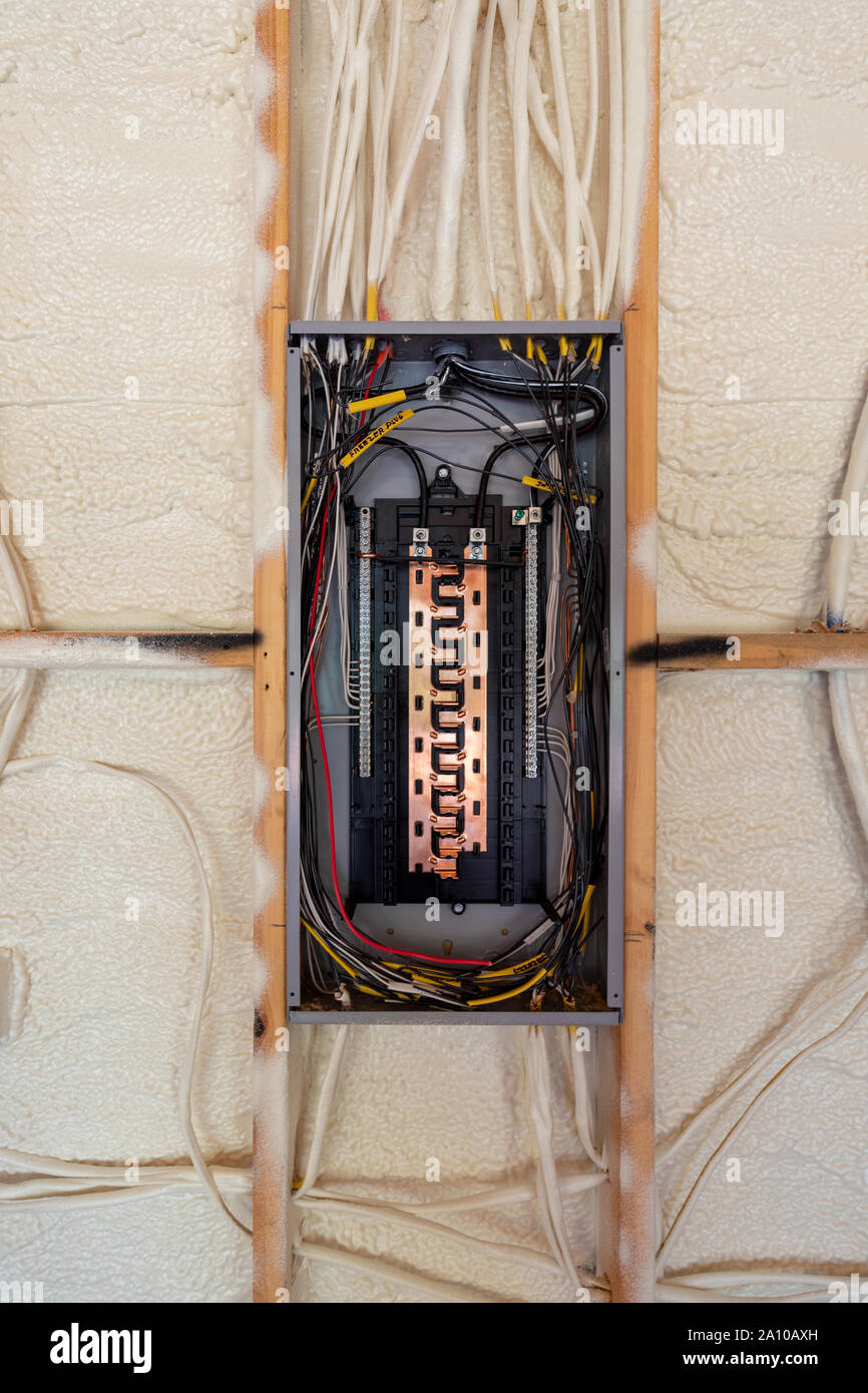 Disjoncteur du circuit électrique dans la construction d'une nouvelle maison, avec isolation en mousse de pulvérisation et de l'espace négatif Banque D'Images